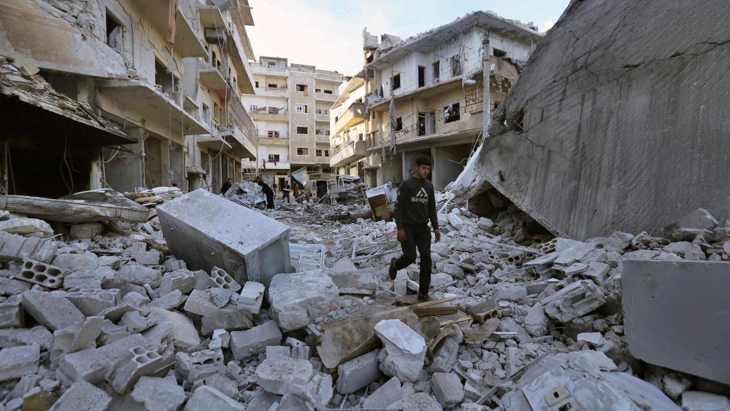 Mann zwischen Trümmern in der syrischen Provinz Idlib