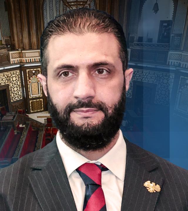 Syriens Machthaber Al-Scharaa vor einem Bild des syrischen Parlaments