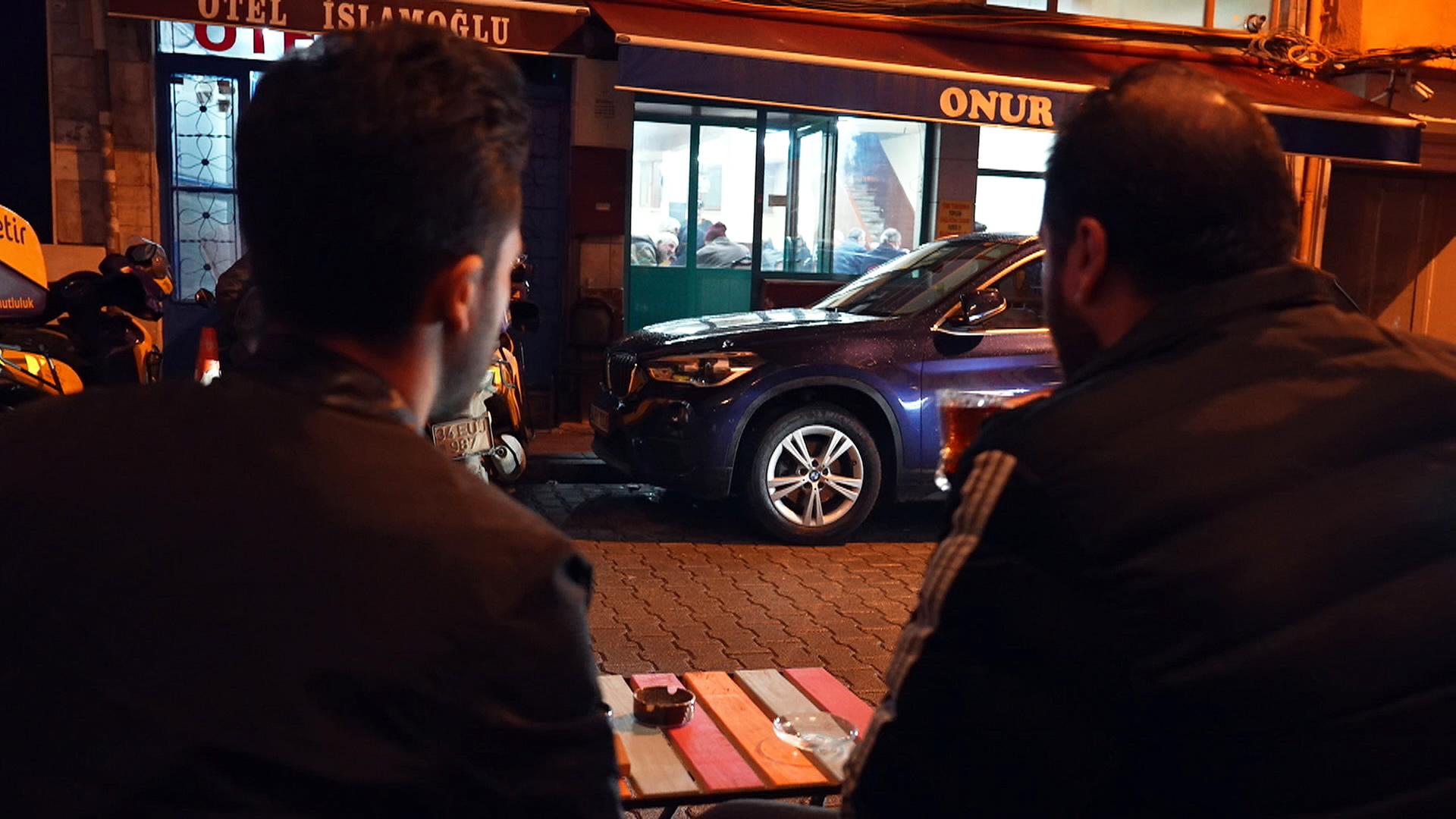 Zwei Männer (Rückansicht) in einem türkischen Straßencafe