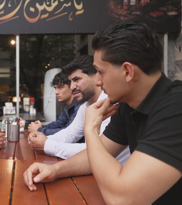 Gruppe syrischer Männer vor einem Restaurant
