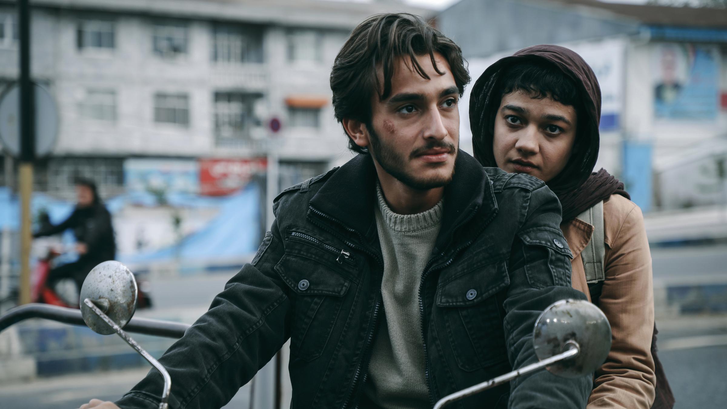 "Leere Netze": Narges (Sadaf Asgari) sitzt hinter Amir (Hamid Reza Abbasi) auf seinem Motorrad.