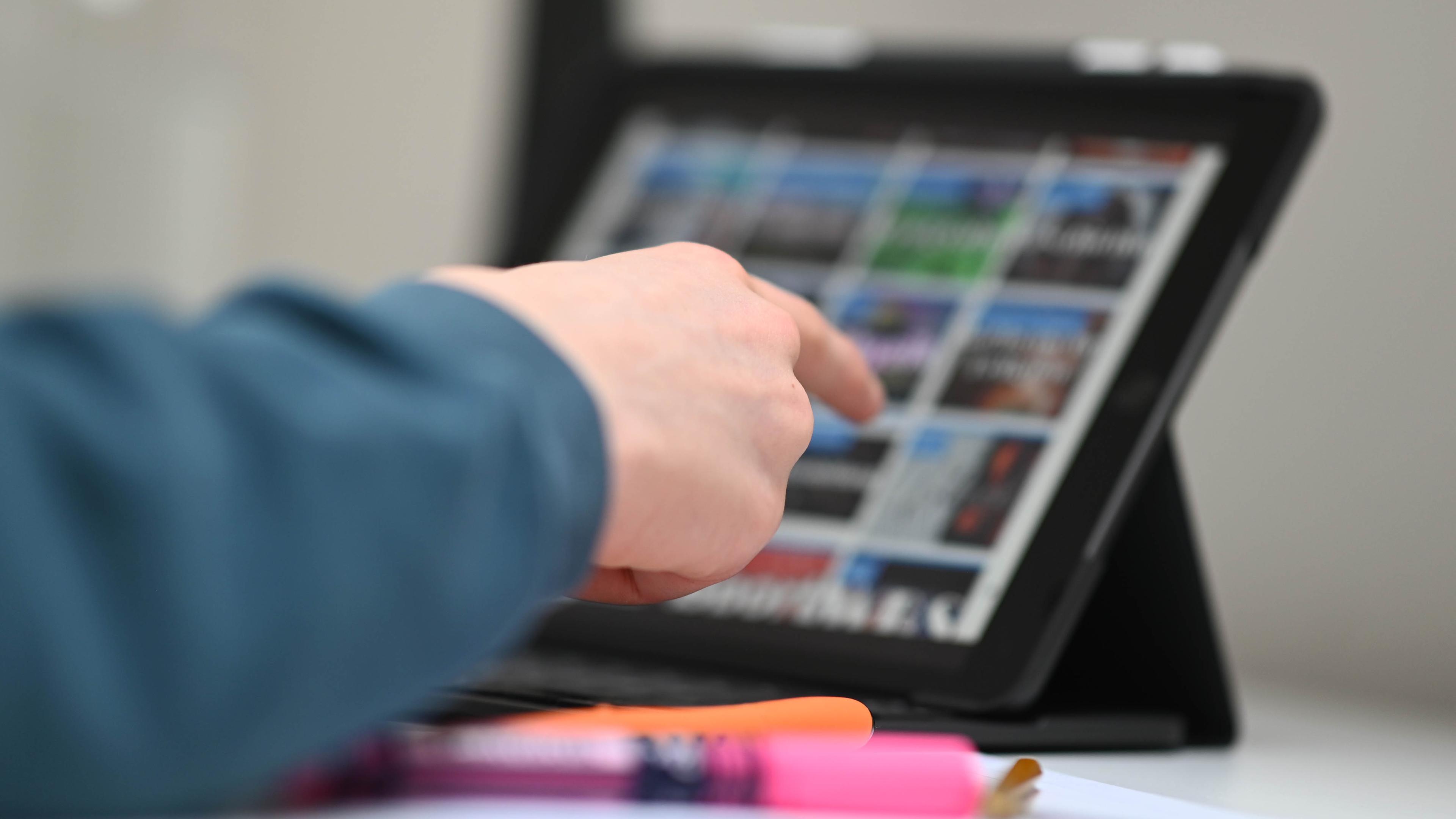 Ein Schüler arbeitet mit der Lernplattform Moodle auf seinem Tablet; 20.01.2021; Karlsruhe