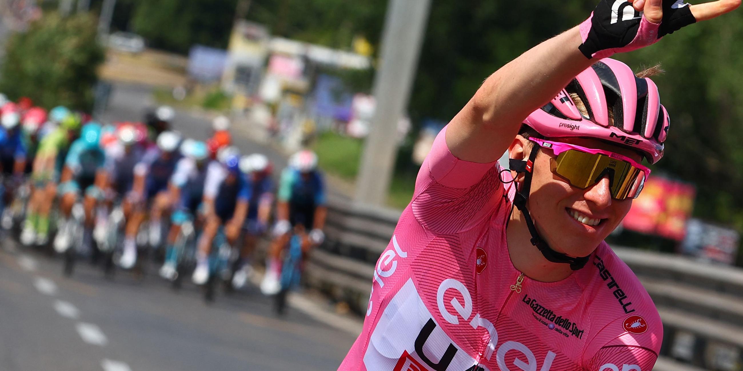 Der slowenische Fahrer Tadej Pogacar vom Team UAE, der das rosa Trikot des Gesamtführenden trägt, zeigt ein Siegeszeichen, während er auf der 21. und letzten Etappe des 107. Giro d'Italia, 125 km von Rom nach Rom, am 26. Mai 2024 radelt. 