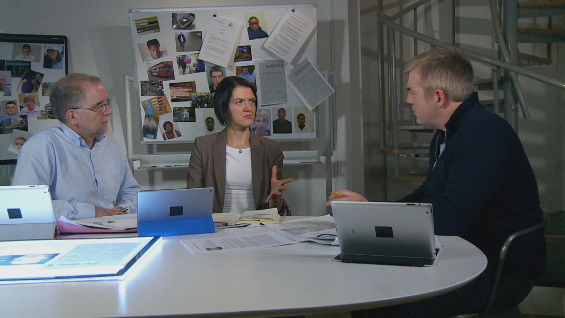 "Täter im Netz: Der Fall Brizzi": Drei Spezialisten sitzen an einem Tisch und besprechen den Fall.