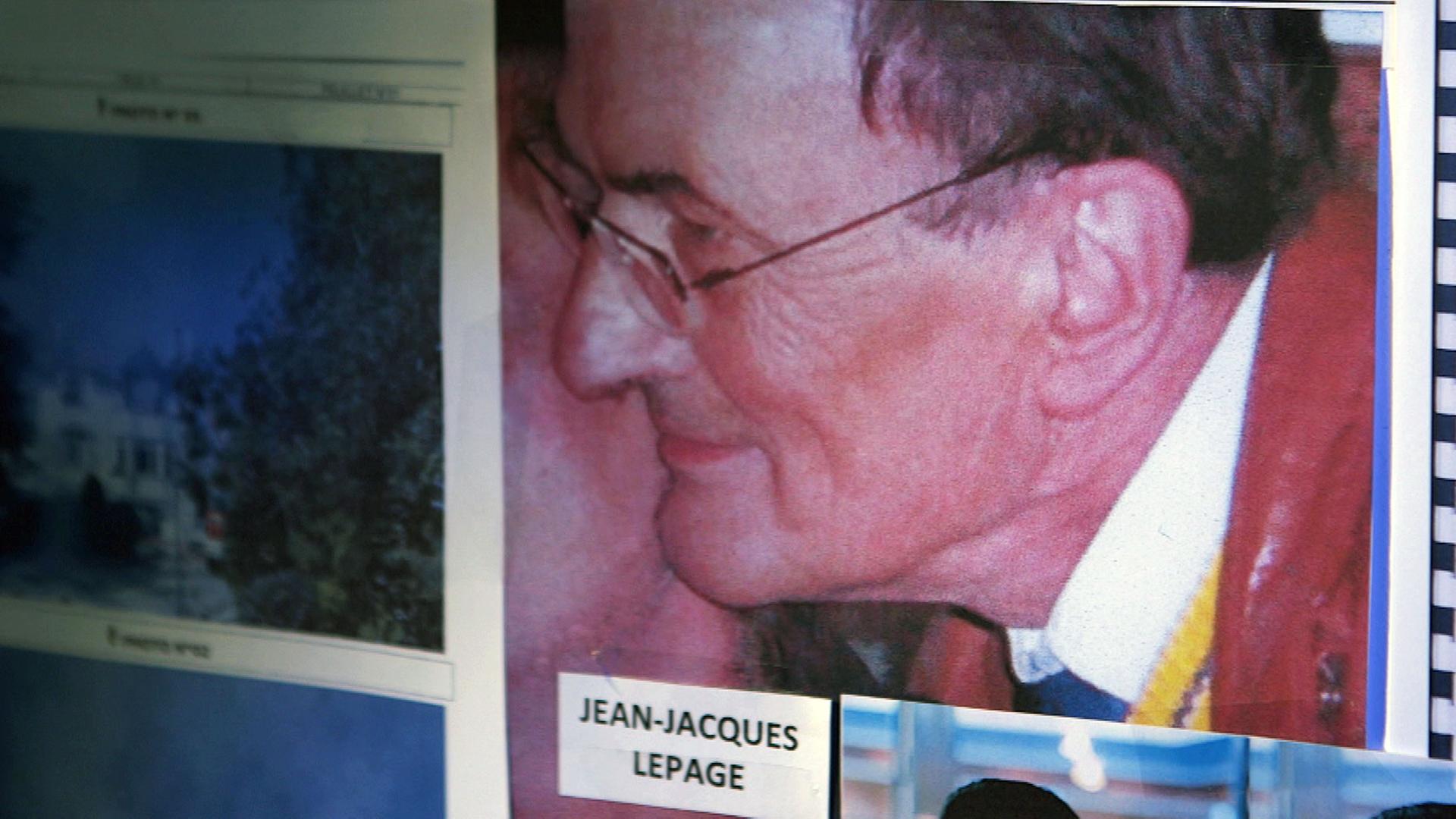 "Täterjagd - Der Fall Jean-Jacques Le Page": Ein Profilfoto von Jean-Jacques Le Page an einer Pinnwand der Polizei, auf der weitere Fotos vom Tatort zu sehen sind.