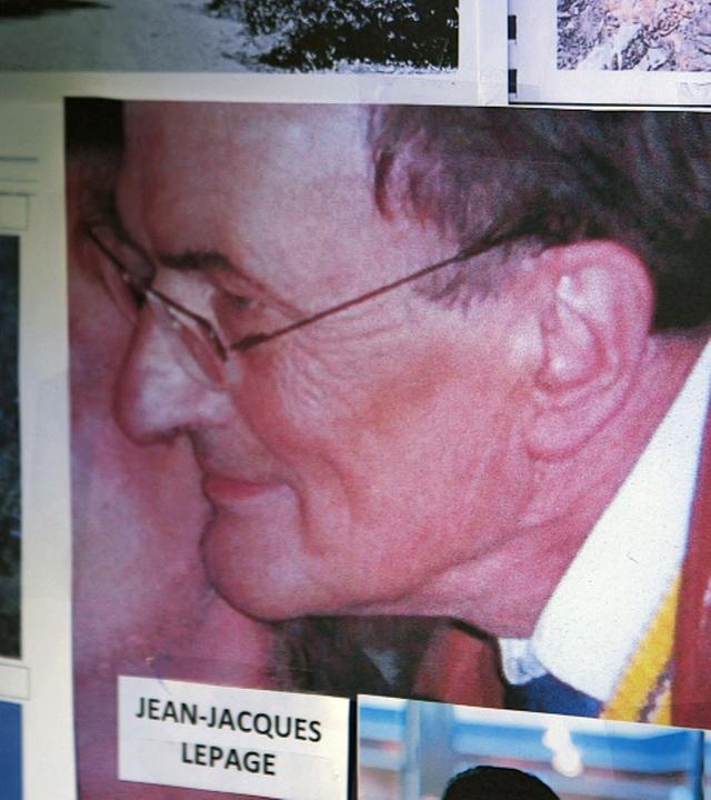 "Täterjagd - Der Fall Jean-Jacques Le Page": Ein Profilfoto von Jean-Jacques Le Page an einer Pinnwand der Polizei, auf der weitere Fotos vom Tatort zu sehen sind.