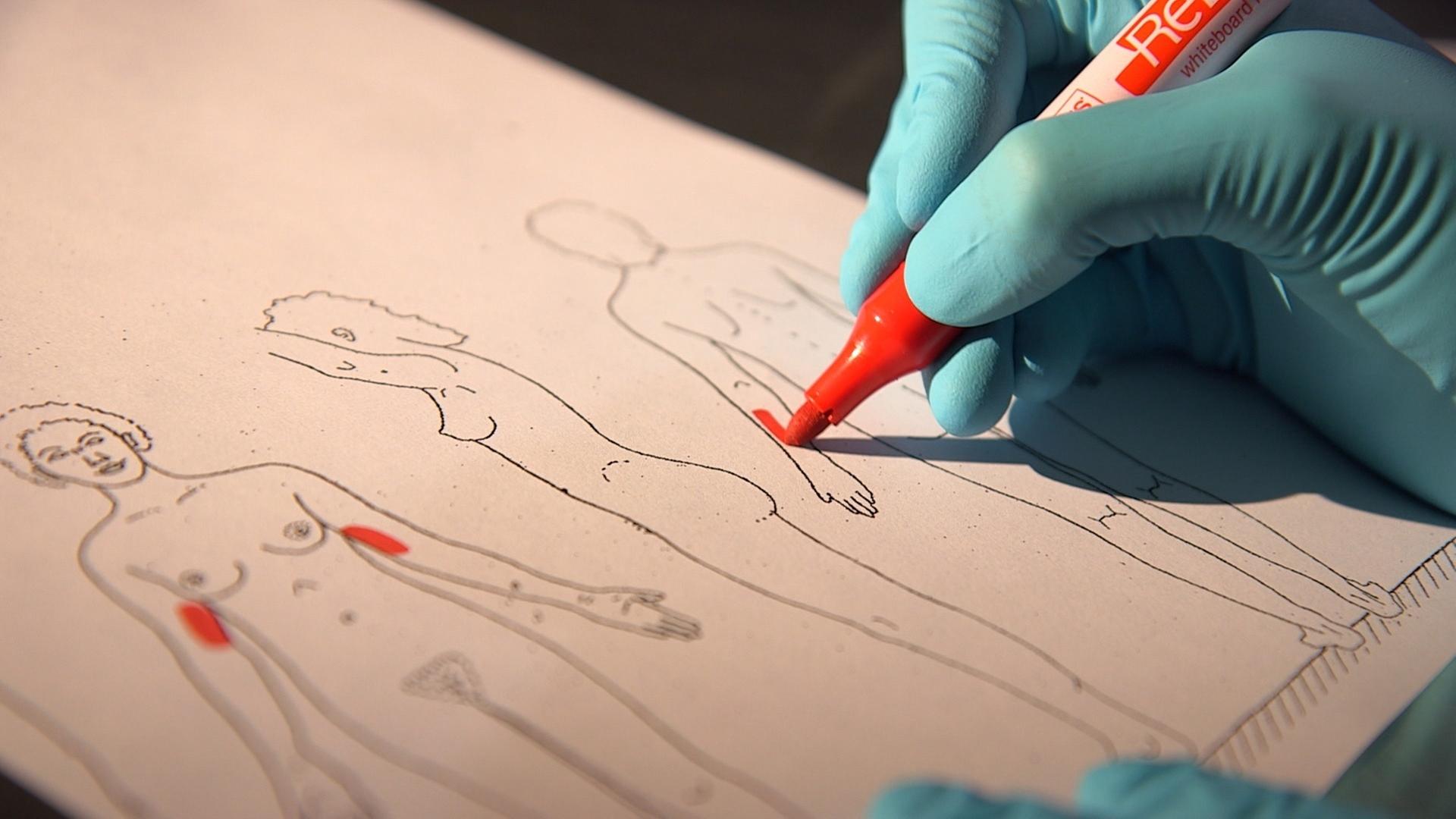 “Täterjagd: Der Fall Laurence Dromard“: Mit einem roten Stift werden auf einer Skizze die Stellen markiert, an denen das Opfer Verletzungen aufwies.
