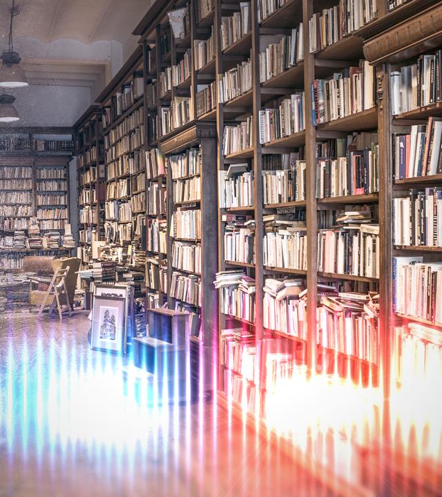 Montage: Das Wappen der katalanischen Polizei Mossos d´Esquadra, daneben eine alte Bibliothek mit vielen Büchern.