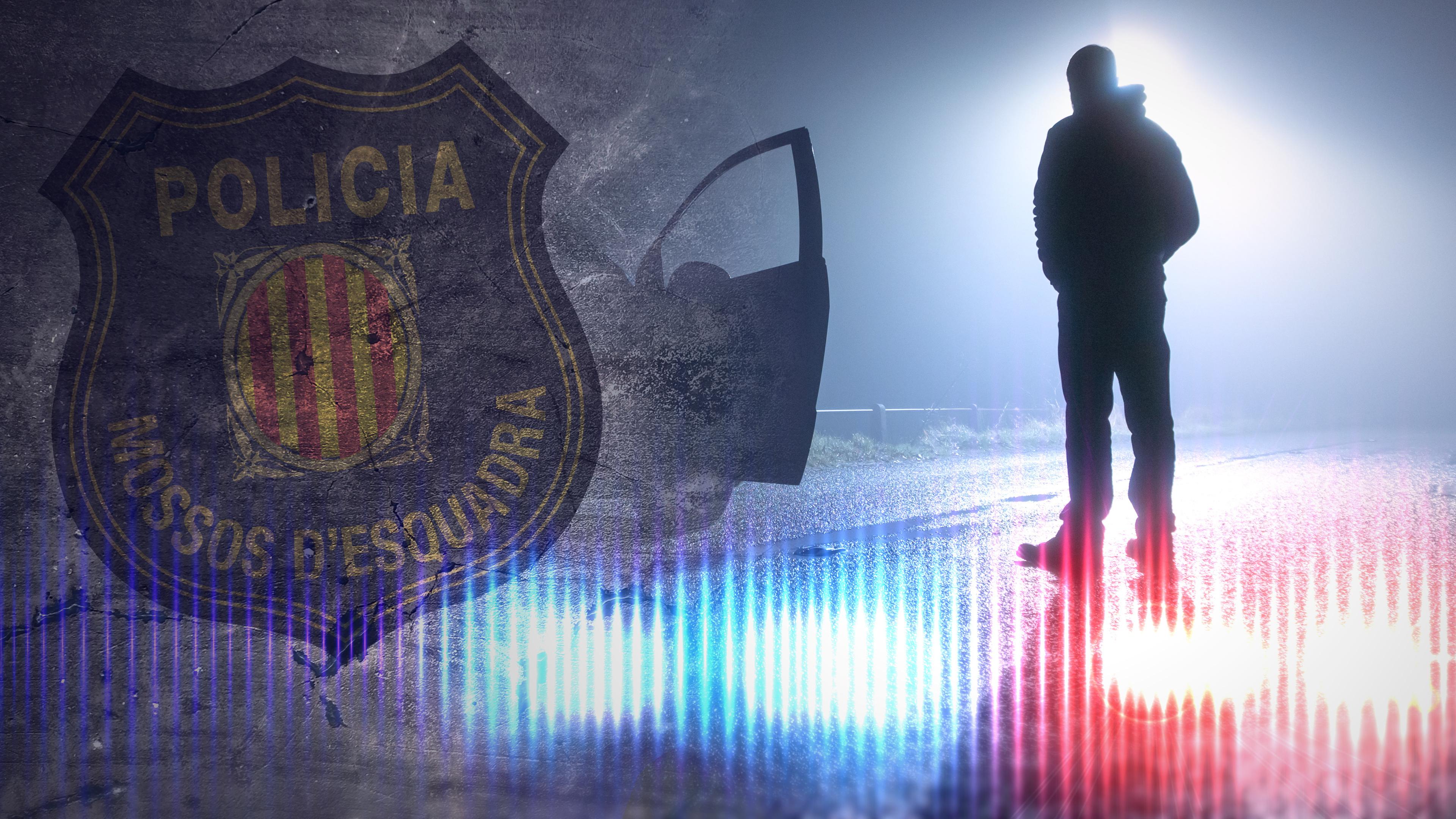 Montage: Das Wappen der katalanischen Polizei Mossos d'Esquadra, daneben ein Mann, der nachts neben seinem offenen Fahrzeug auf der Landstraße steht.