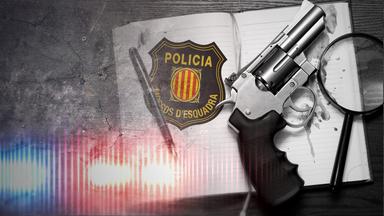 Montage:  Blick auf einen Schreibtisch, auf dem ein Notizbuch liegt, in dem das Wappen der katalanischen Polizei Mossos d'Esquadra eingezeichnet ist, dazu ein Stift, ein Revolver und eine Lupe.