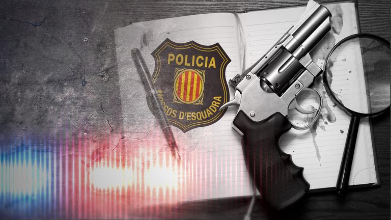 Montage:  Blick auf einen Schreibtisch, auf dem ein Notizbuch liegt, in dem das Wappen der katalanischen Polizei Mossos d'Esquadra eingezeichnet ist, dazu ein Stift, ein Revolver und eine Lupe.