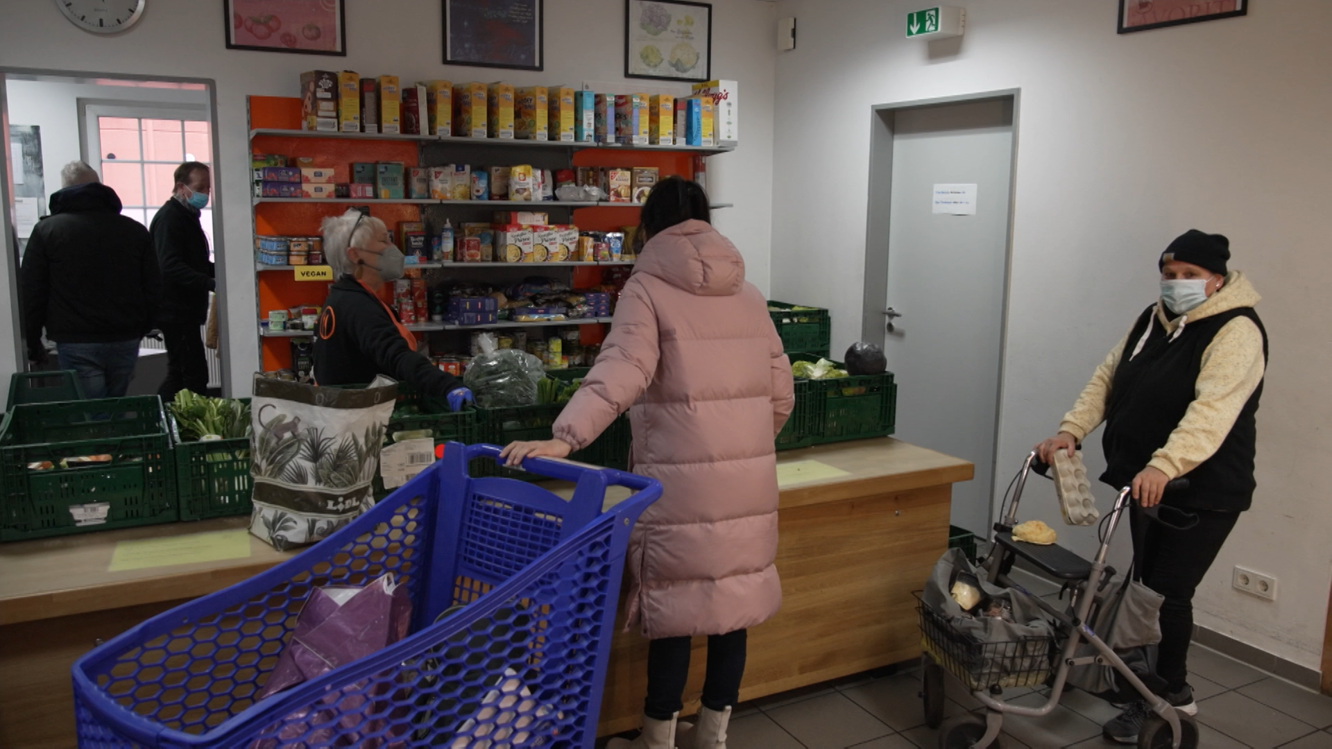 Eine Frau geht bei der Tafel in Wunstorf einkaufen.
