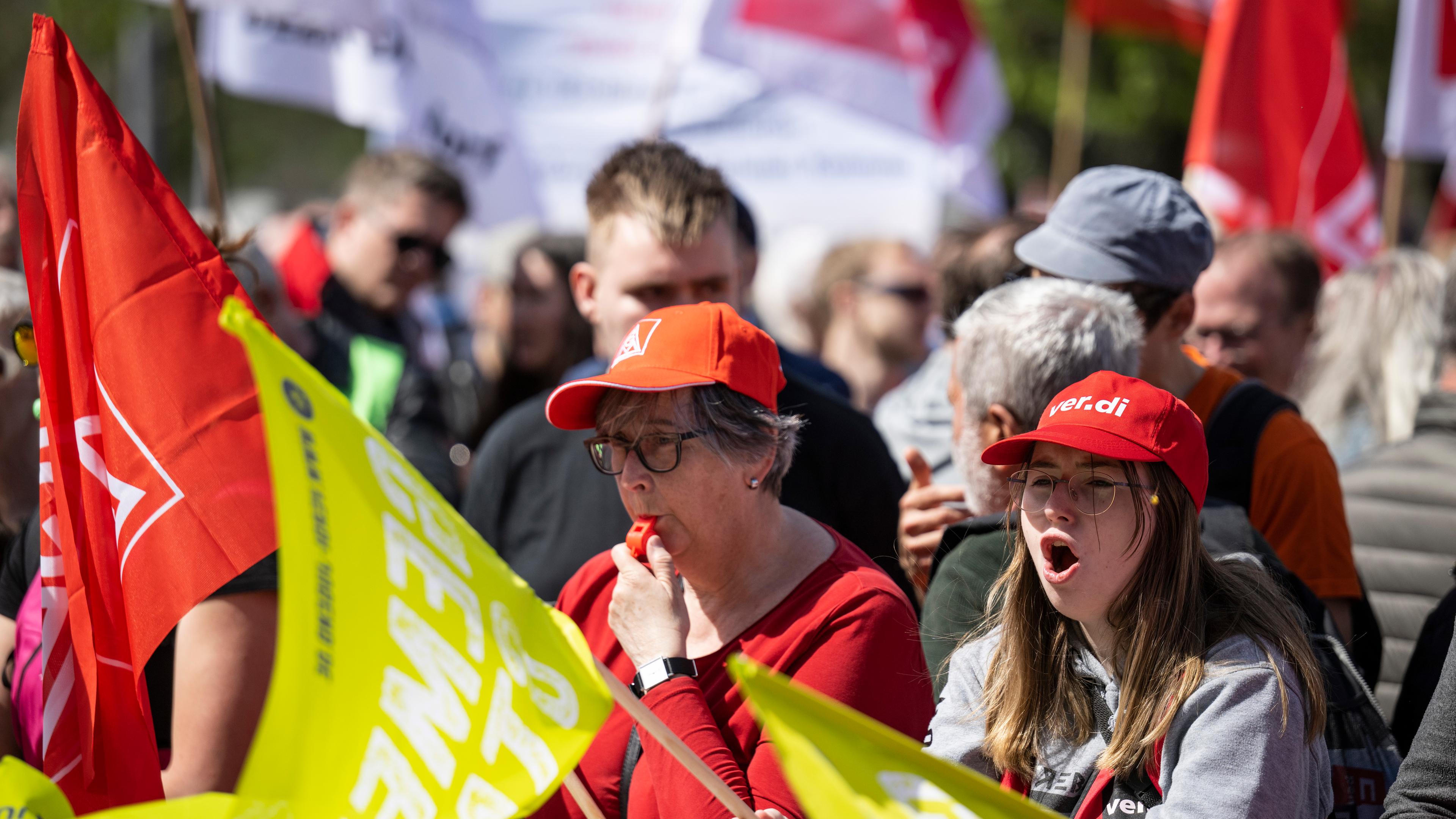 Berlin: Zwei Teilnehmerinnen rufen und pfeifen auf der Demonstration. 