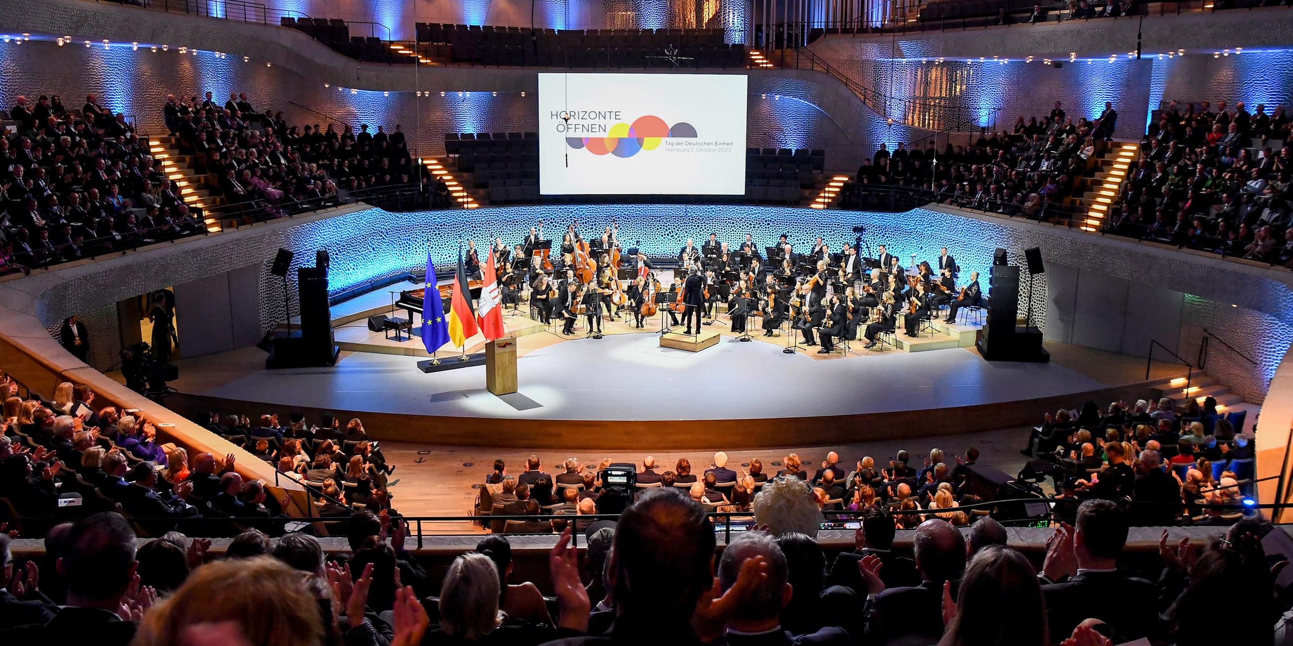 Festakt anlässlich der Feierlichkeiten zur deutschen Wiedervereinigung in der Elbphilharmonie in Hamburg.