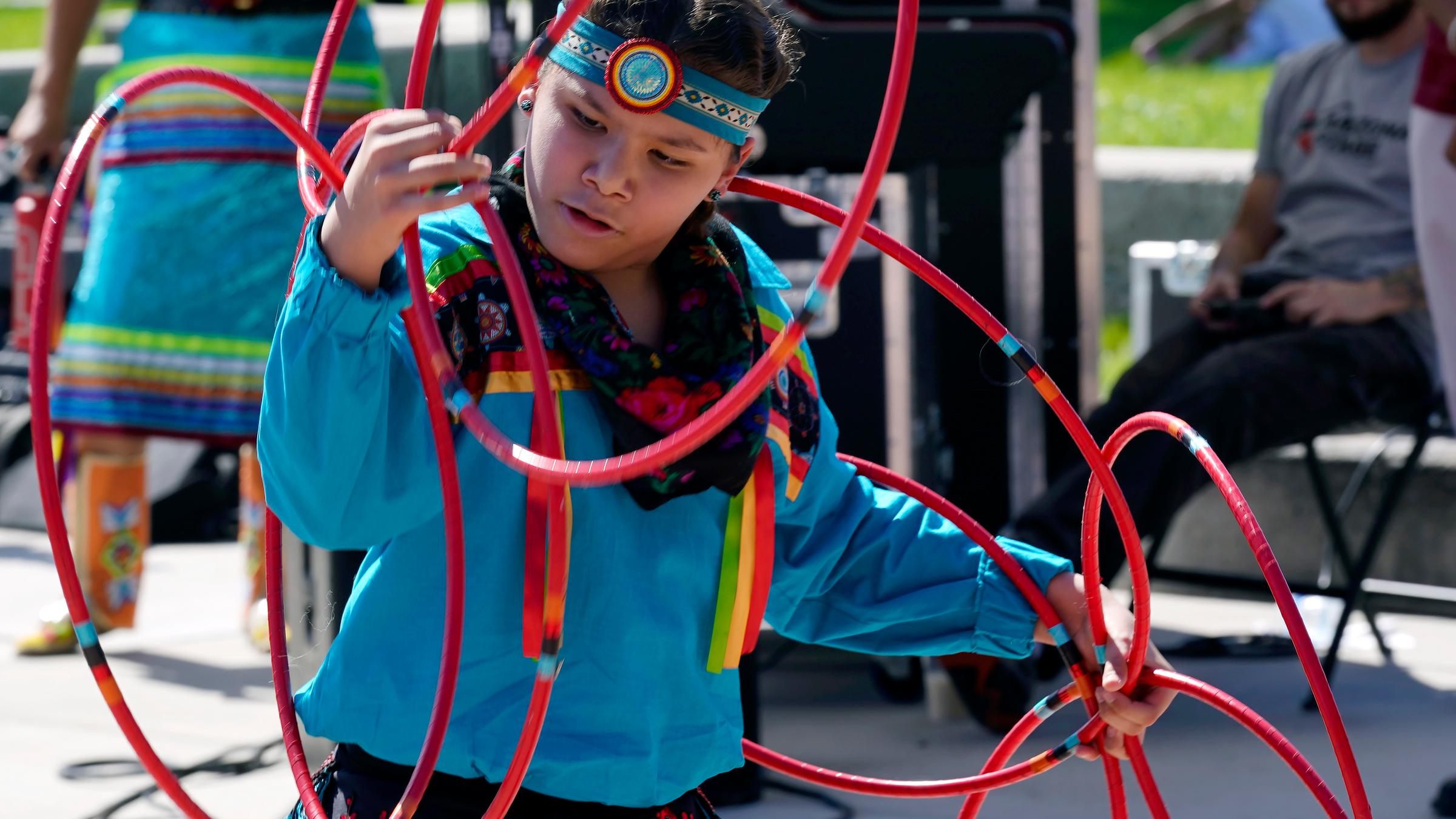 Die Tradition des Reifentanzes wird in Ritualen bei vielen Stämmen der amerikanischen Ureinwohner verwendet. Hier zeigt sie ein Tänzer beim Indigenen-Festival am Montag in Phoenix in den USA.