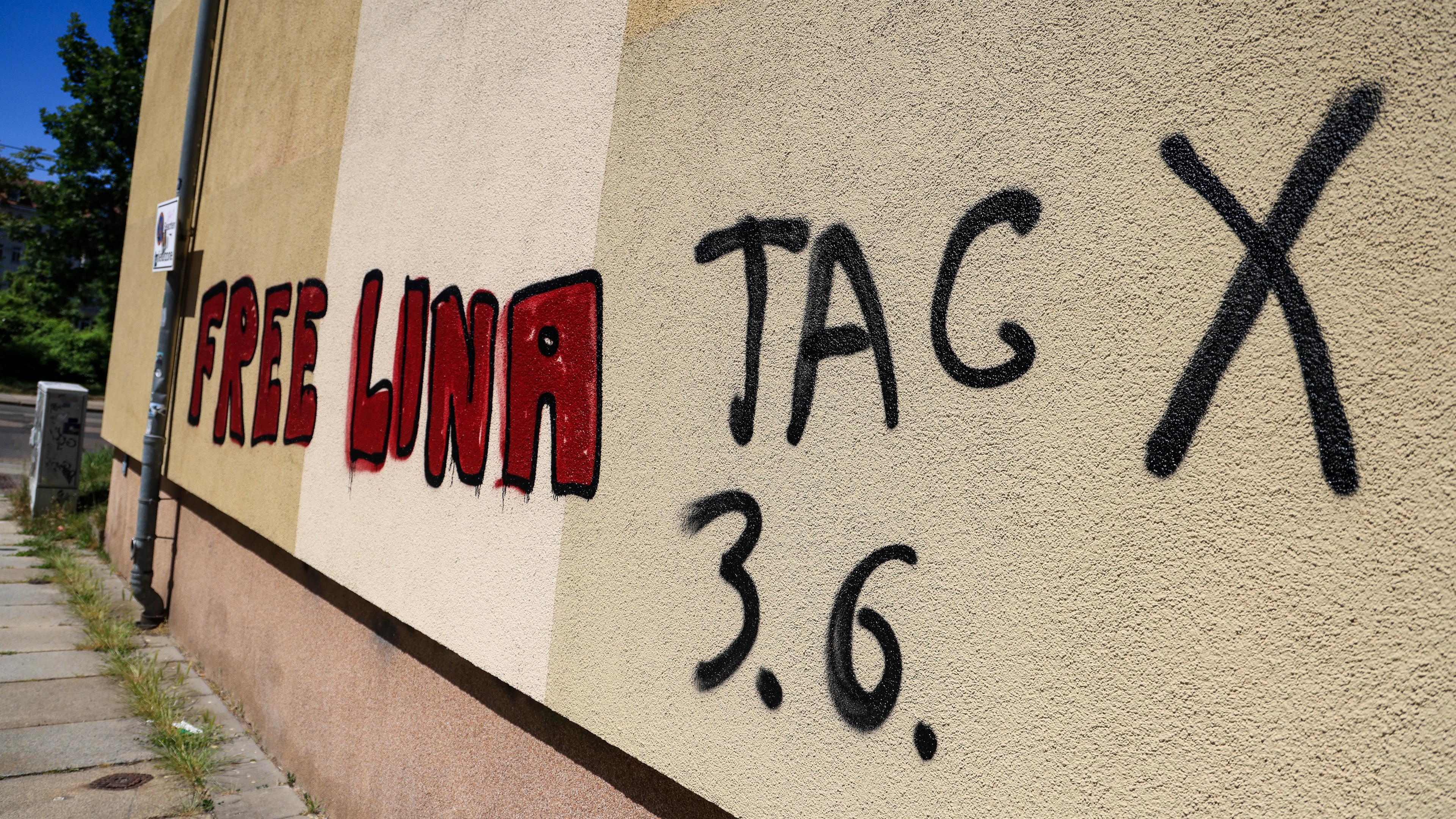 Sachsen, Leipzig: Ein Graffiti "Free Lina 3.6. Tag X" prangt an einem Wohnhaus im Leipziger Süden.