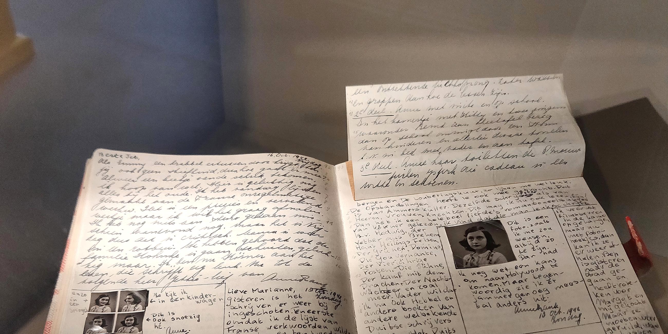 Eine Kopie von Anne Franks Tagebuch liegt in der Ausstellung "Alles über Anne" im Anne Frank Zentrum in Berlin