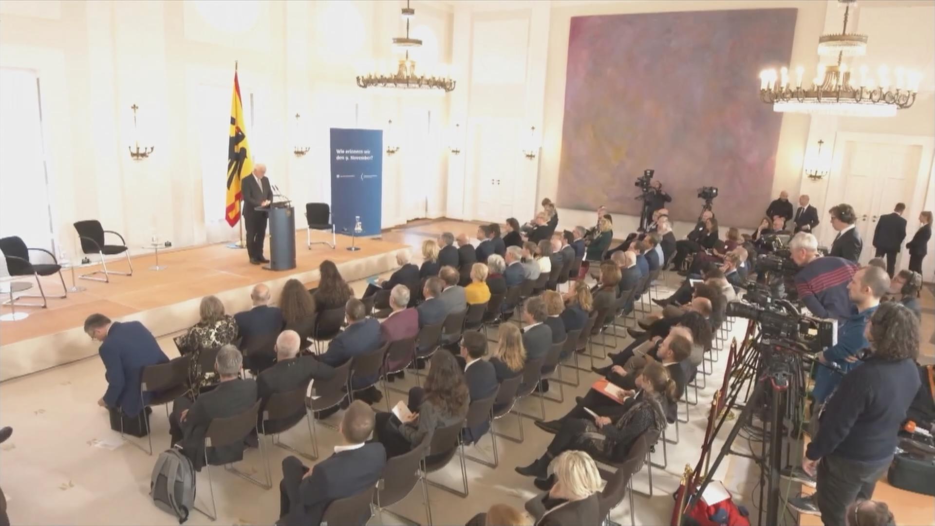 Bundespräsident Steinmeier spricht vor Publikum im Schloss Bellevue zum 9. November zur Erinnerungskultur