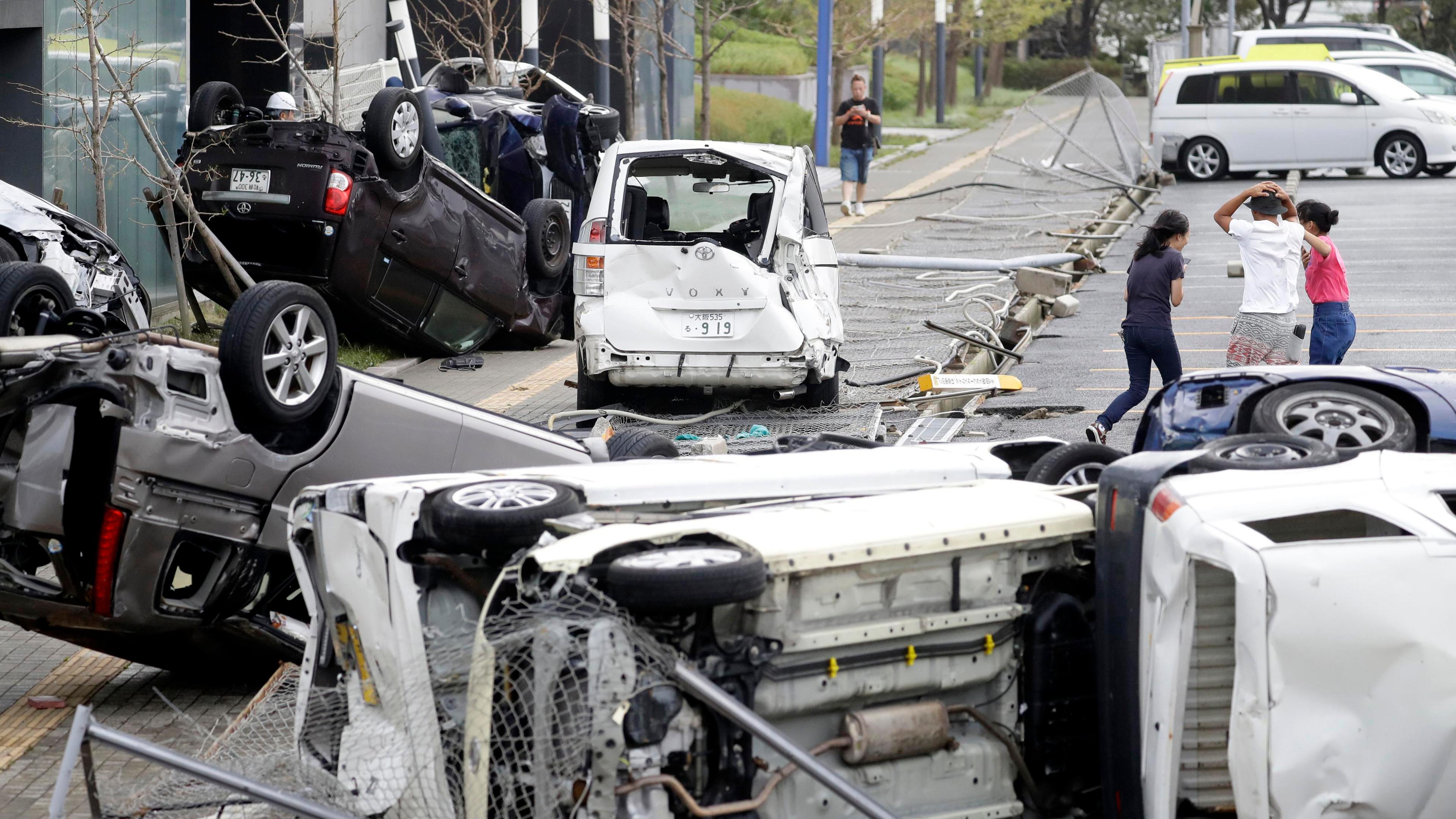 Umgestürzte Autos liegen zerstört auf einer Straße in Japan am 4.9.2018.