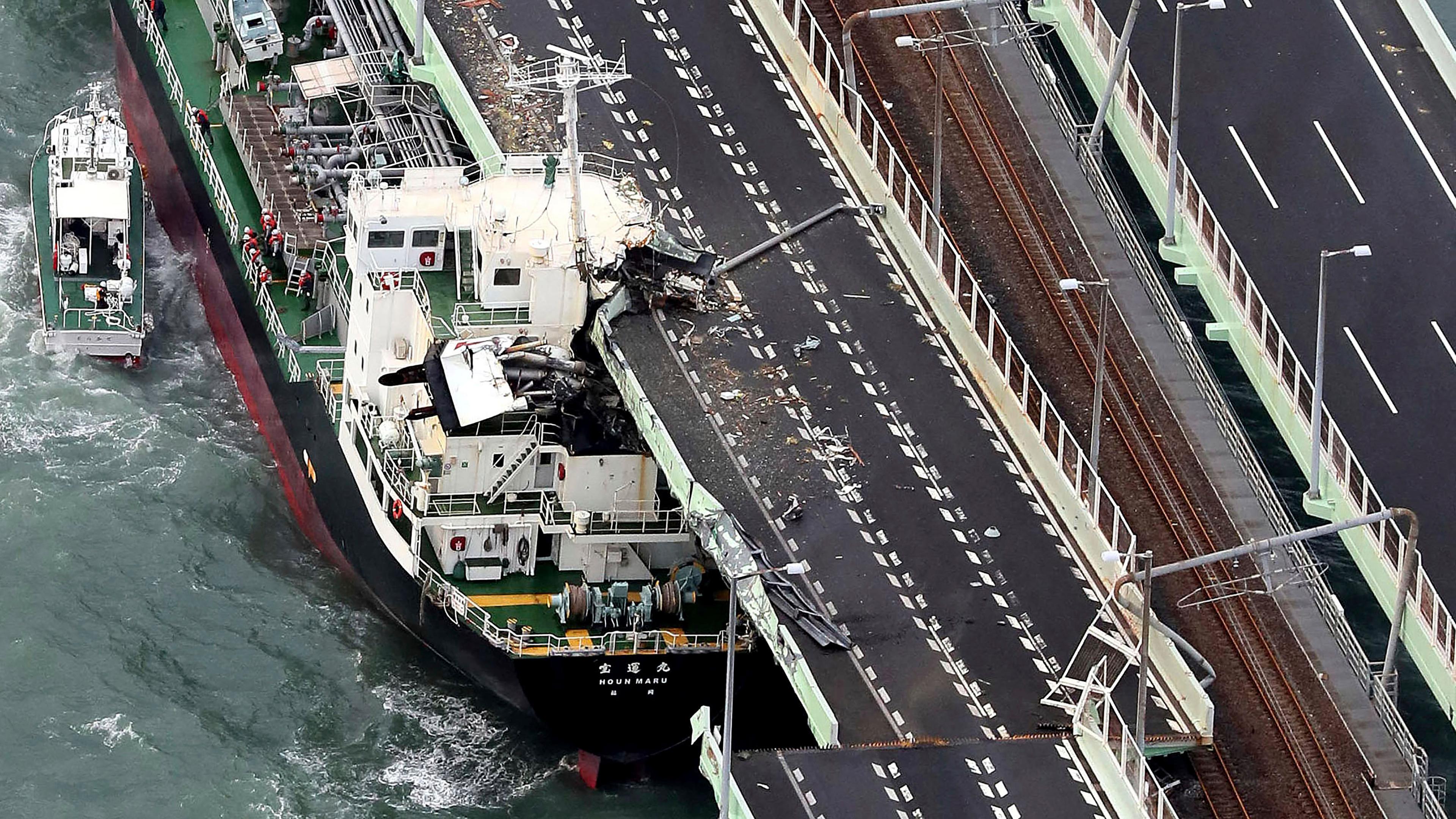 Ein Tankschiff ist vom Taifun Jebi am 4.8.2018 gegen eine Autobahnbrücke getrieben worden und hat diese zerstört.
