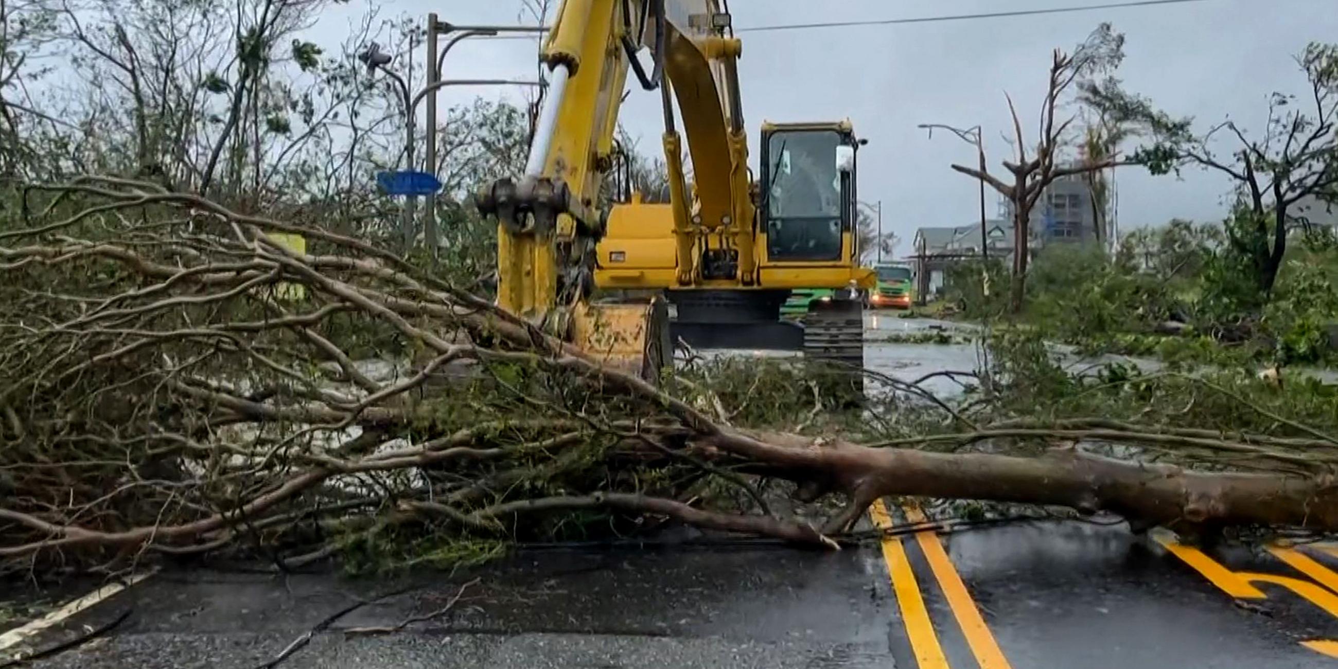 Taifun Haikui hinterlässt umgestürzte Bäume, Überschwemmungen und anhaltende Regenfälle
