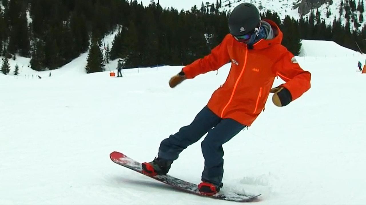 Boarder zeigt Snowboard Trick