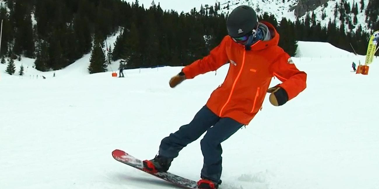Boarder zeigt Snowboard Trick
