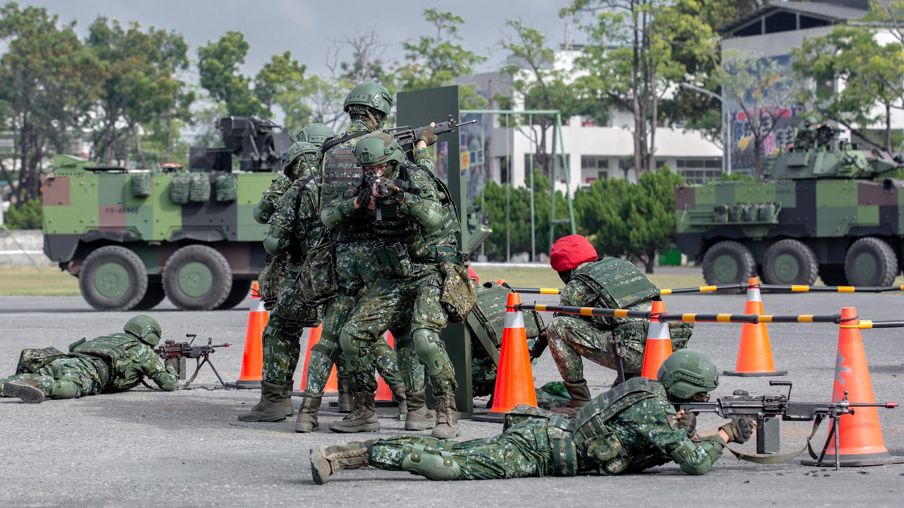 Soldaten nehmen an einer Übung auf einer Militärbasis in Chiayi (Taiwan) teil,aufgenommen am 6.01.2023
