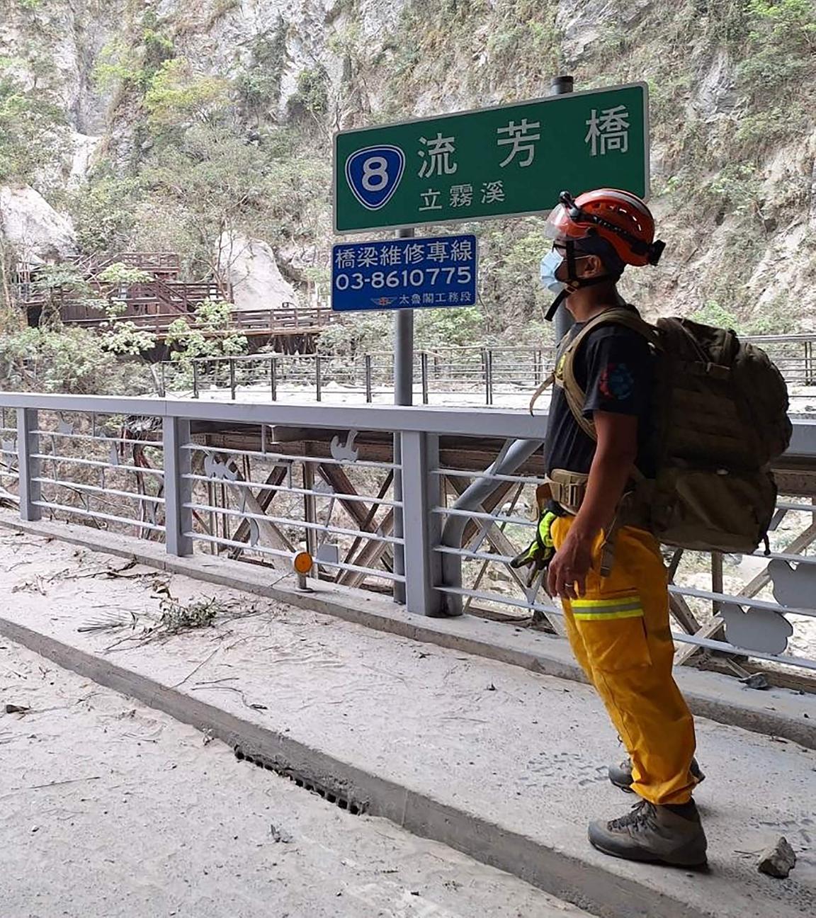 Ein Helfer steht inmitten der Zerstörung im Taroko Nationalpark nach dem Erdbeben.