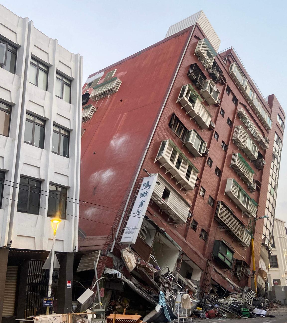 Ein Gebäude gerät nach einem Erdbeben in Taiwan in eine Schieflage.