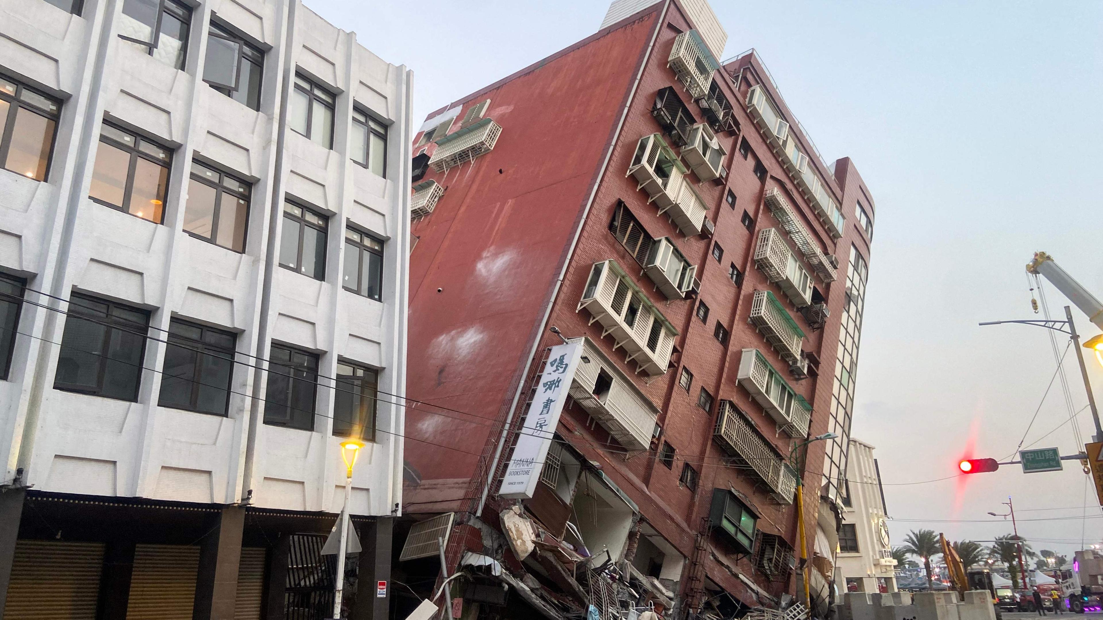 Ein Gebäude gerät nach einem Erdbeben in Taiwan in eine Schieflage.