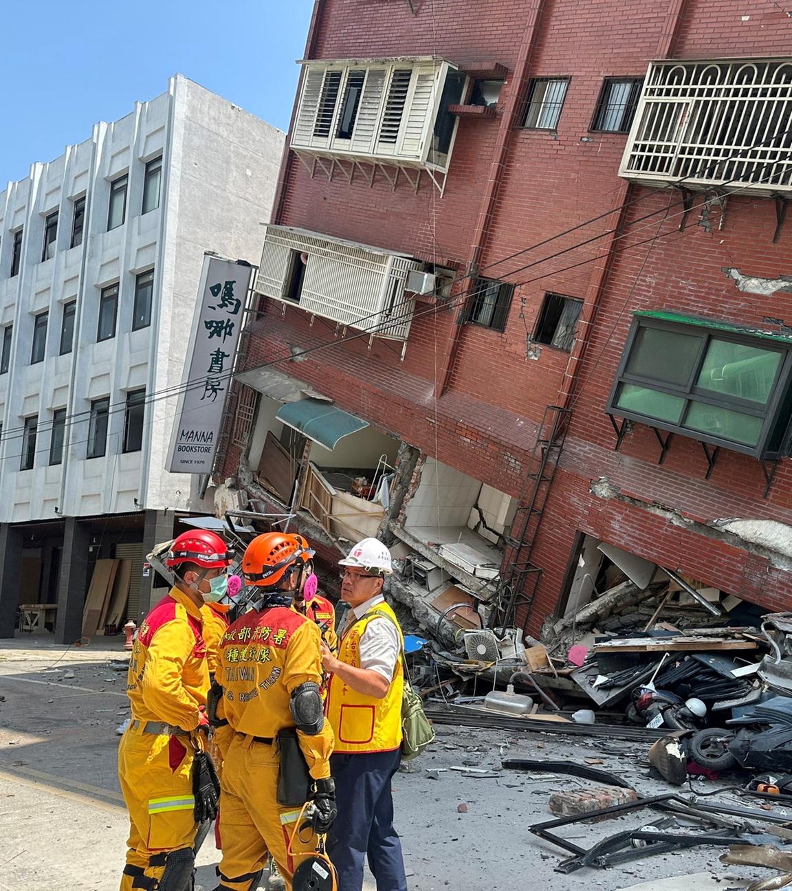 Einsatzkräfte arbeiten an einem beschädigten Gebäude im taiwanesischen Hualien nach einem schweren Erdbeben.