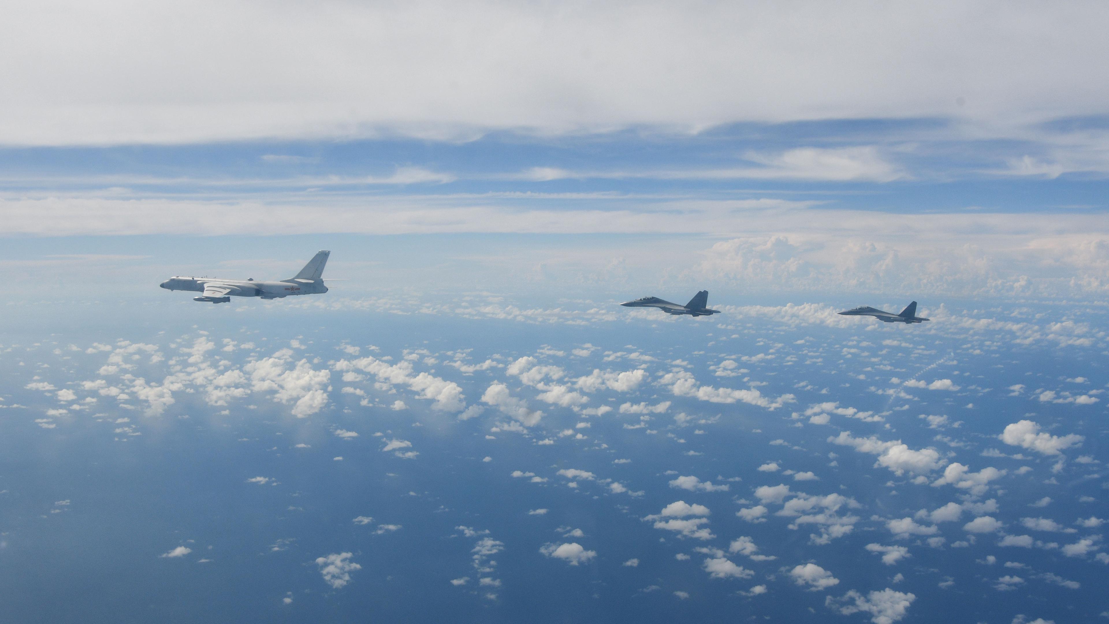  Kampfflugzeuge des Ostkommandos der chinesischen Volksbefreiungsarmee führen am 07.08.2022 während gemeinsamer Kampfübungen um die Insel Taiwan Operationen durch.