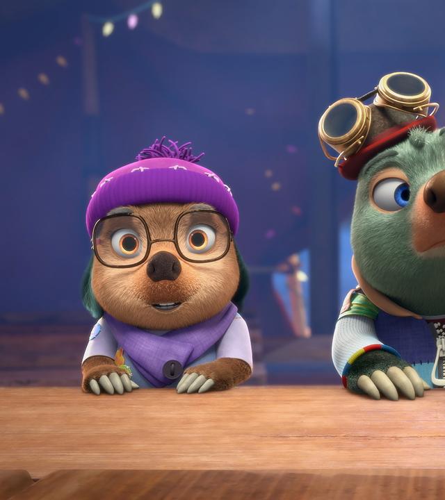 Vor blauem Hintergrund sitzen Dotty, Moley und Mona Lisa als Jury nebeneinander an einem Pult und betrachten mit kritischem Blick, was auf der Bühne präsentiert wird.