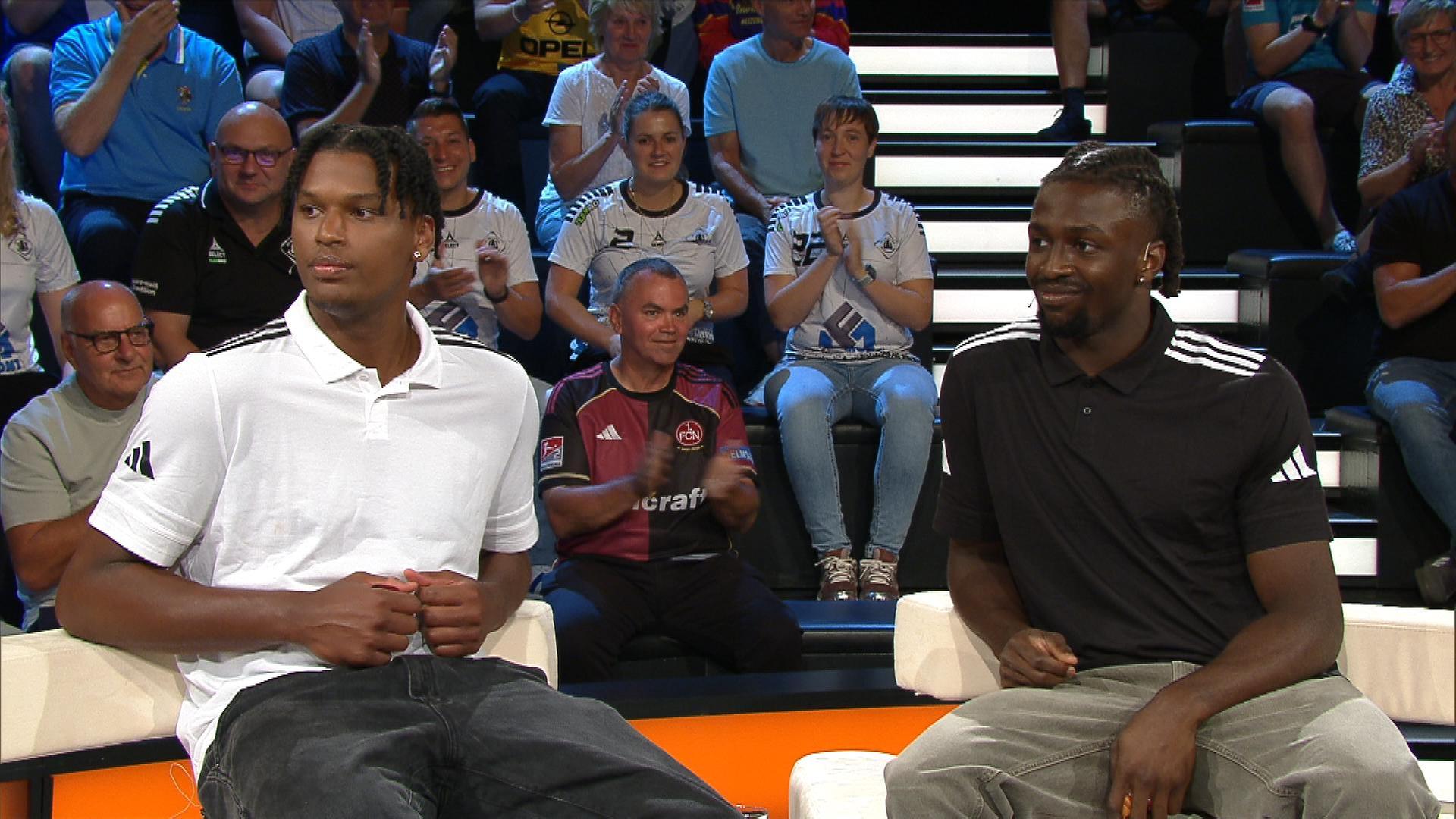 Die ZDF Moderatorin Katrin Müller-Hohenstein im Interview mit den deutschen Basketballprofis Fabian Giessmann und Denzel Agyeman 