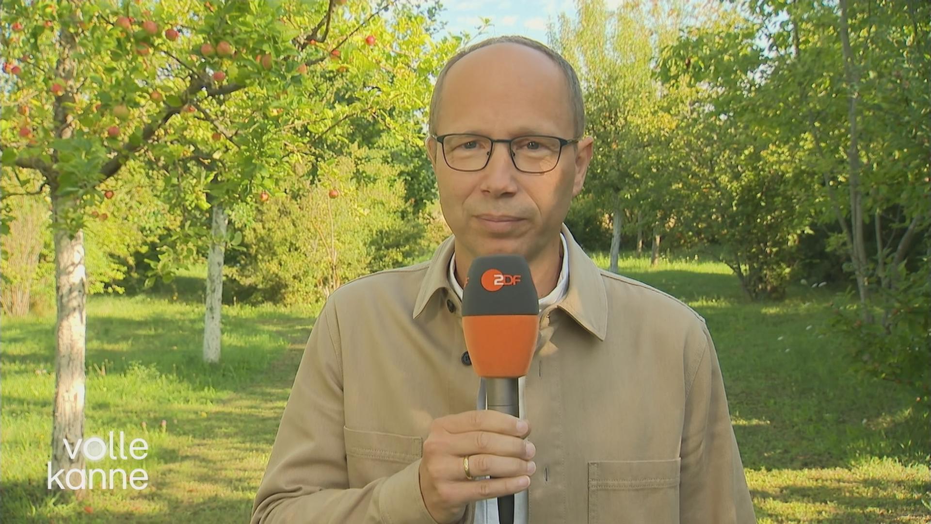 Mark Hugo frontal vor Apfelbäumen