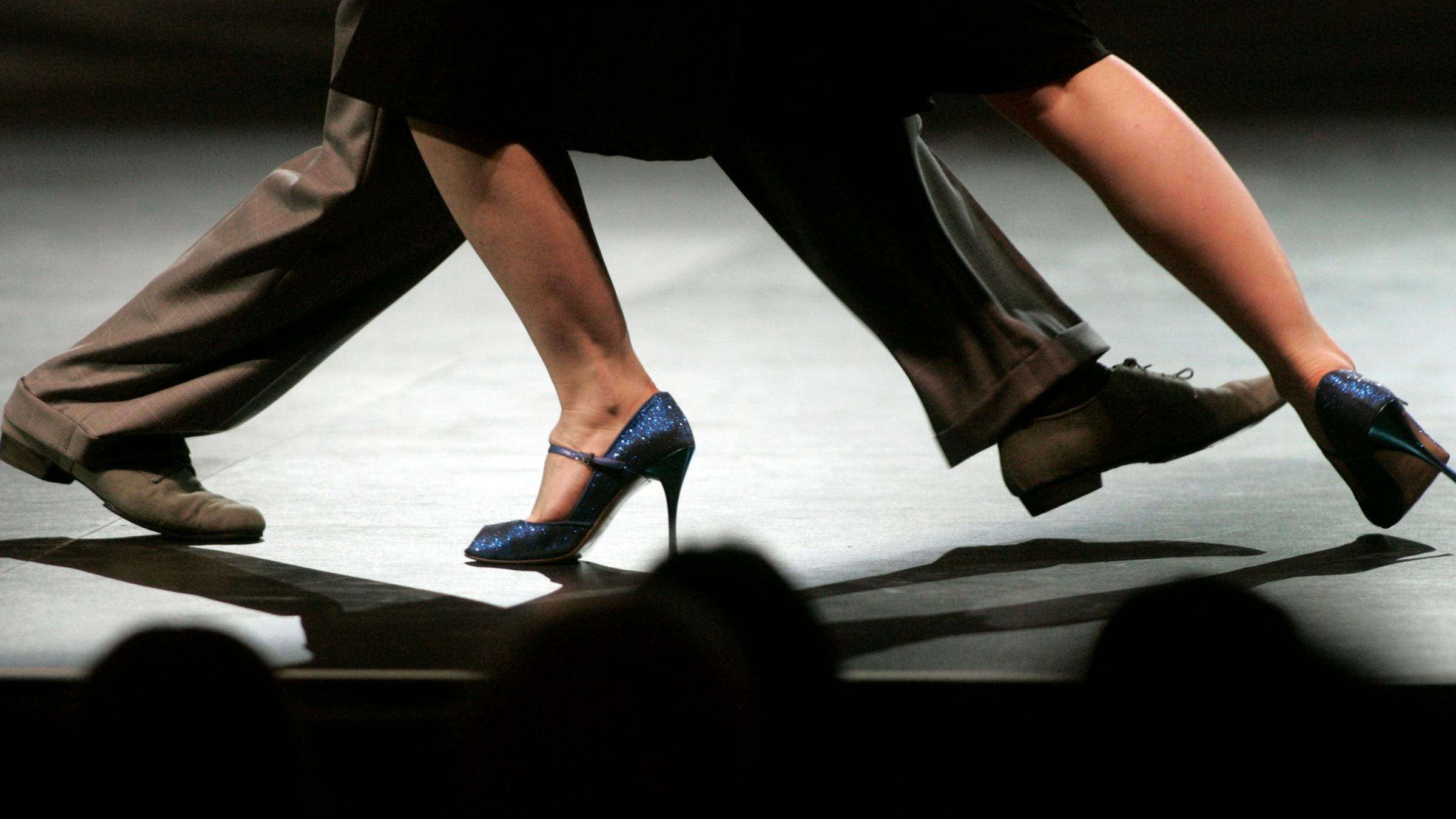 Paar tanzt Tango. Es sind nur die Füße zu sehen. 
