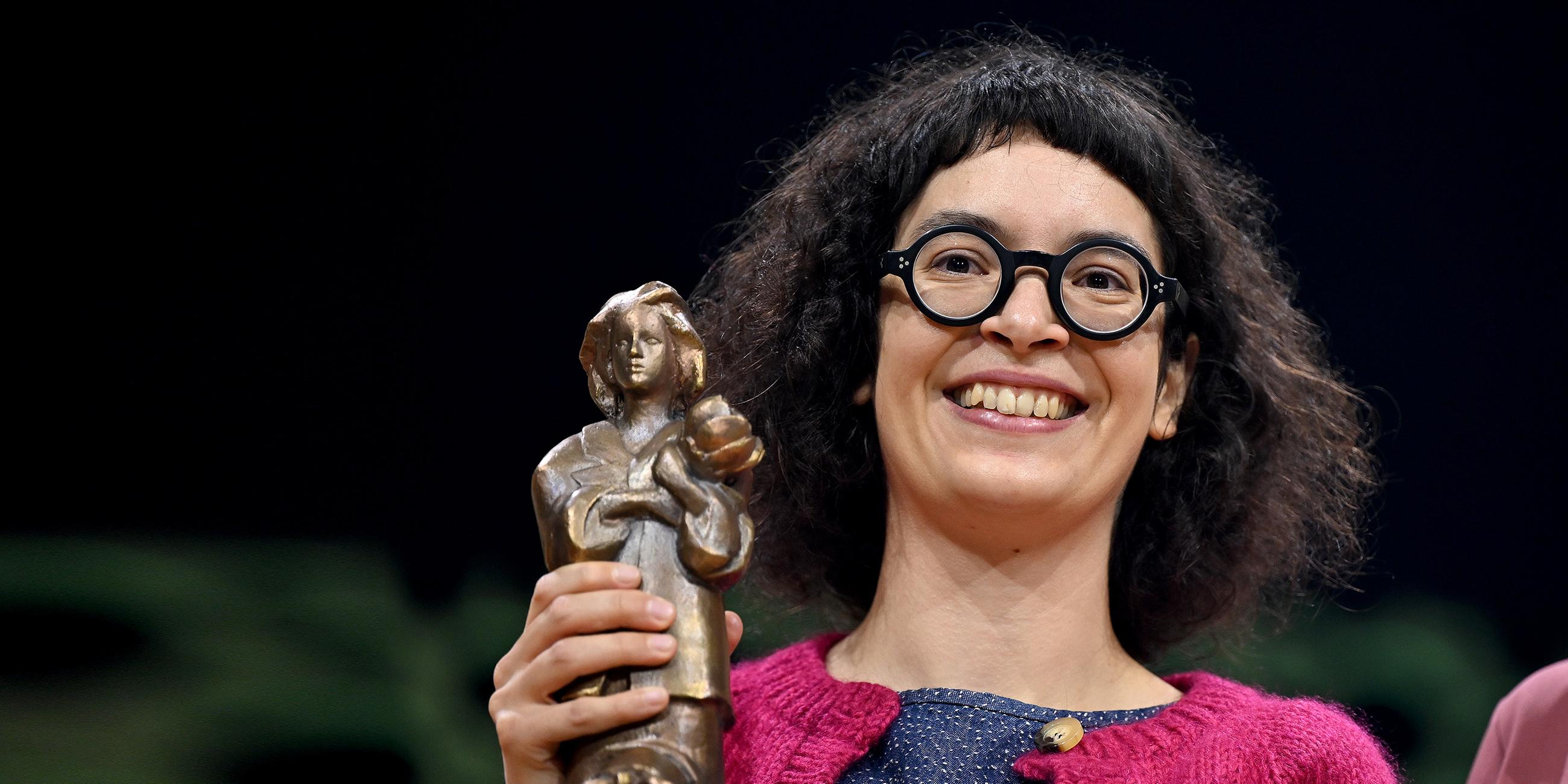 Tanja Esch erhält Jugendliteraturpreis für das beste Kinderbuch "Boris, Babette und lauter Skelette"