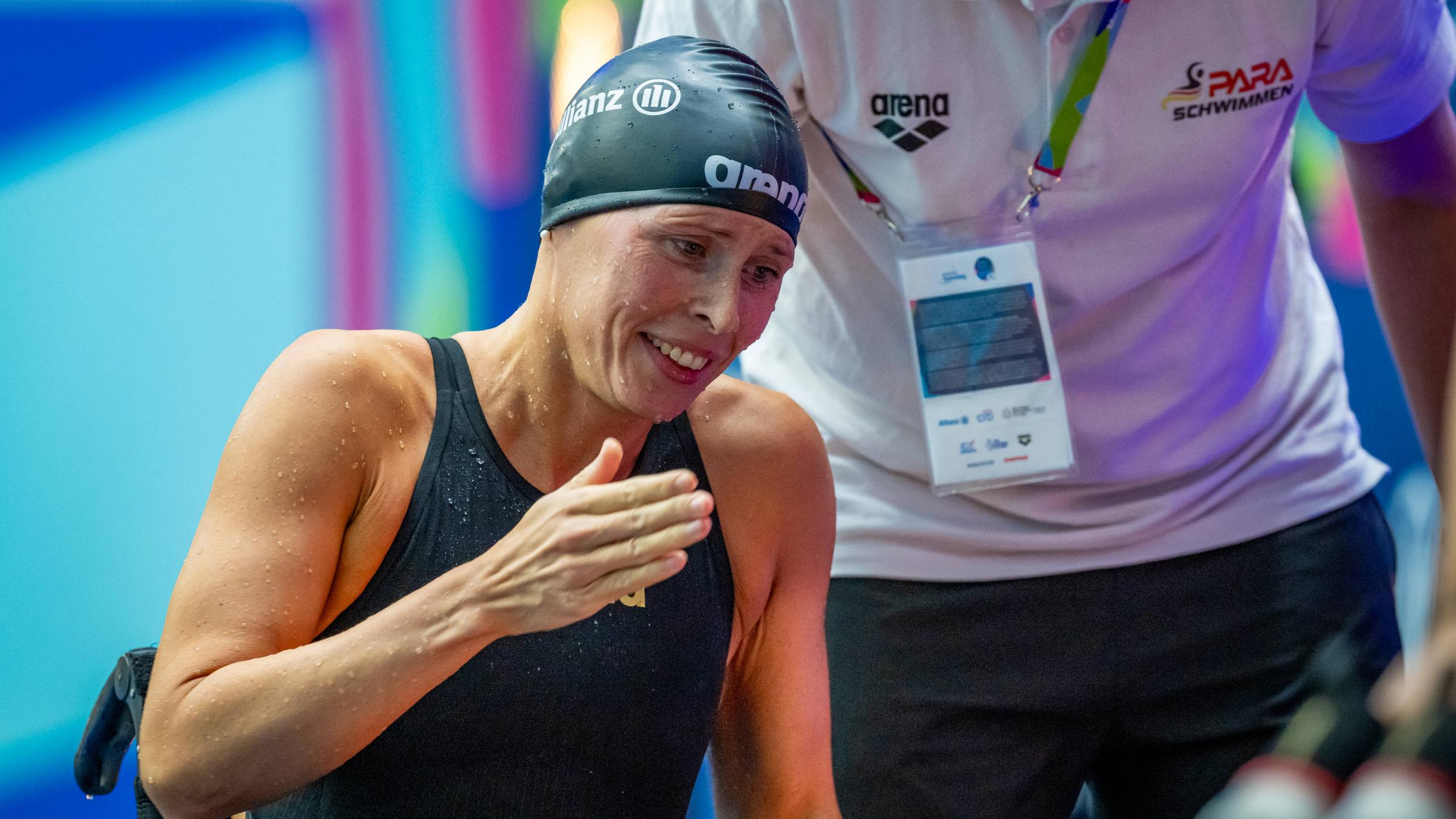 Die Deutsche Tanja Scholz Emotional nach ihrem Sieg im 50 m Freistil, 4.8.2023, Manchester, England