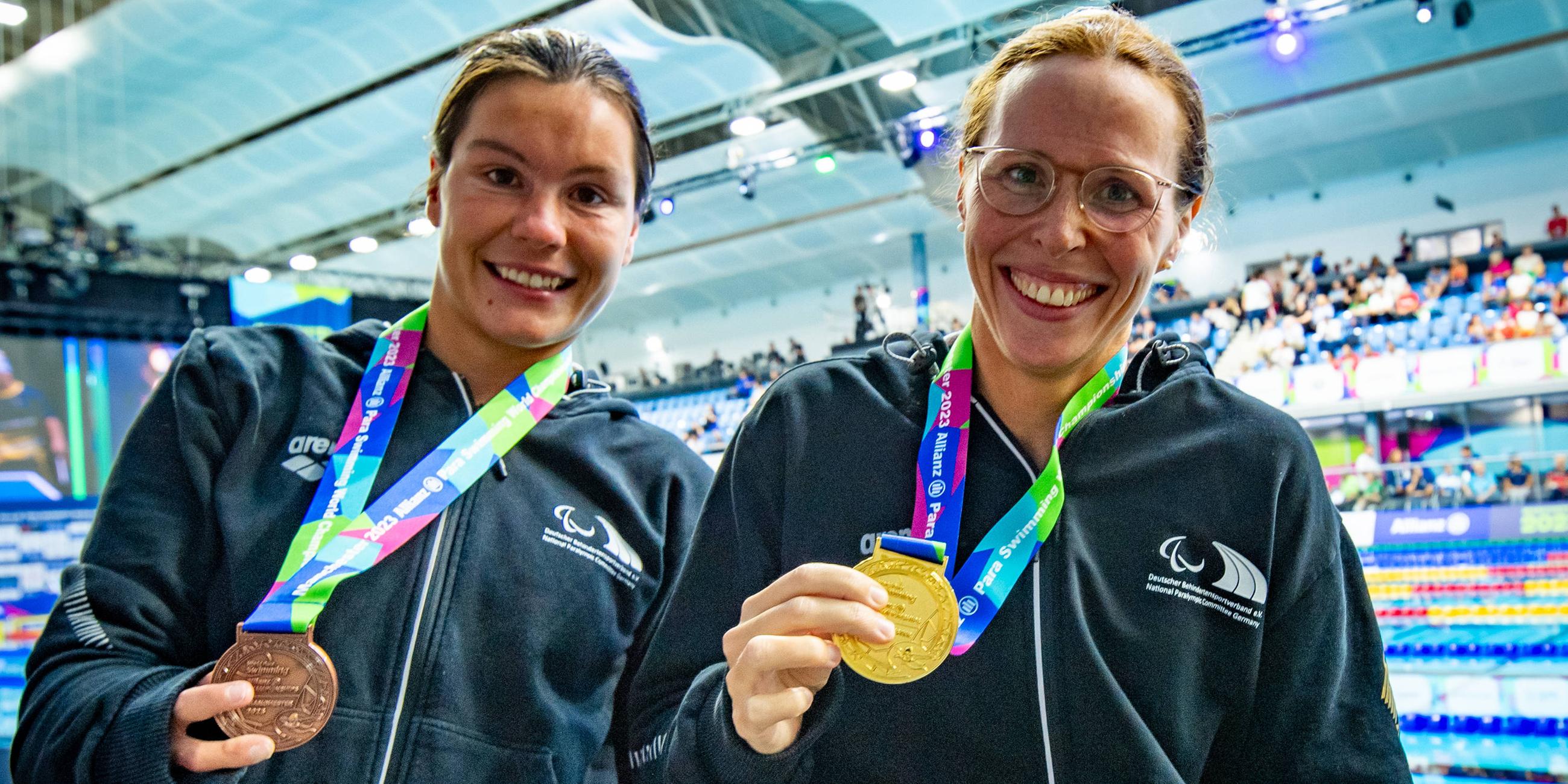 Gina Böttcher (li.) und Tanja Scholz mit ihren Medaillen