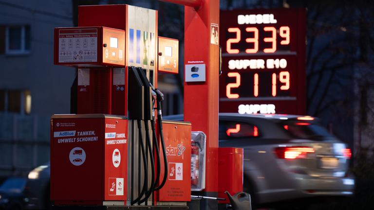 Eine Preistafel zeigt an einer Tankstelle die Benzin- und Dieselpreise an. 
