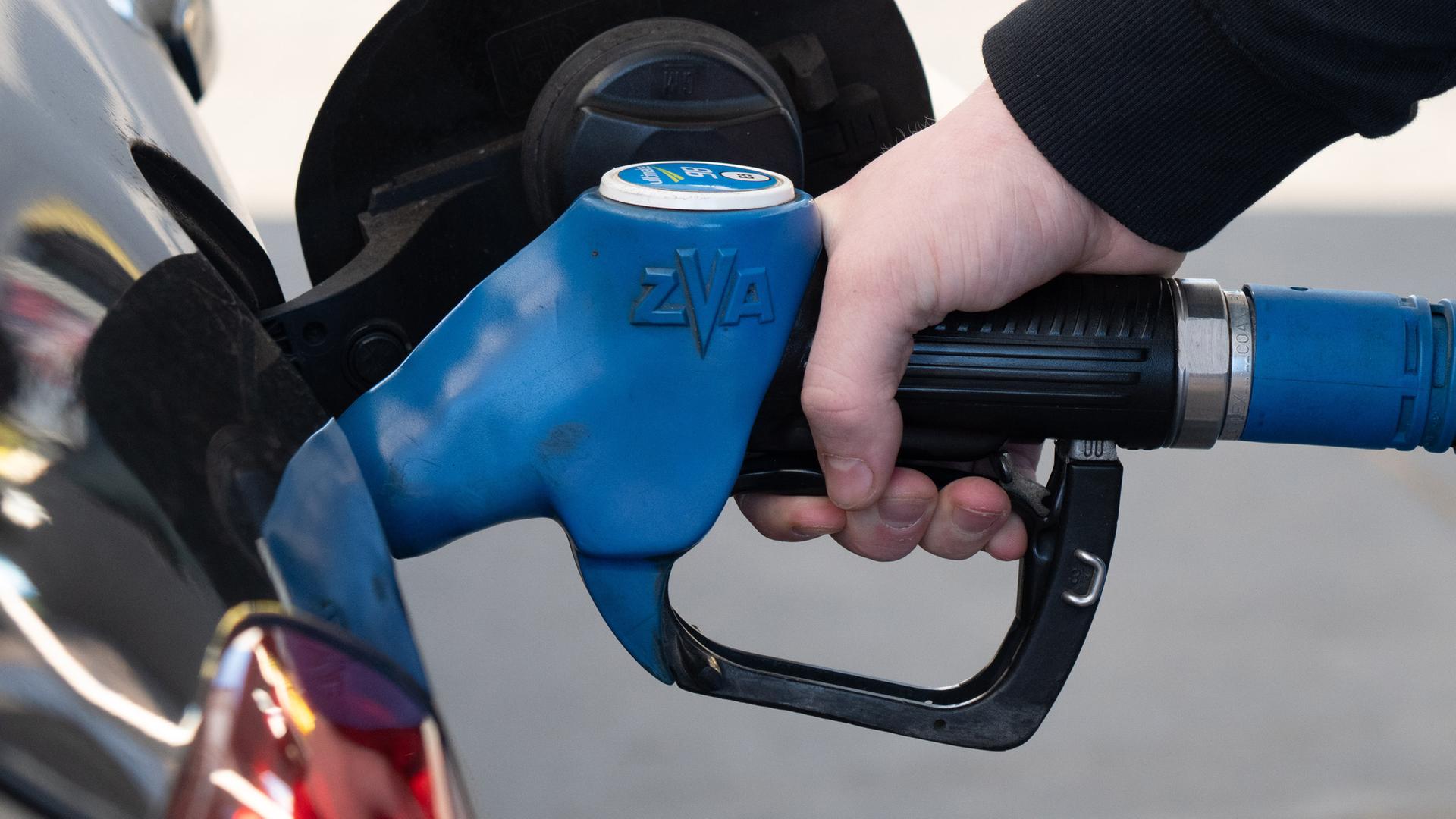 Eine Person tankt ein Auto an einer Tankstelle in Wasserbillig (Luxemburg). (Archiv)