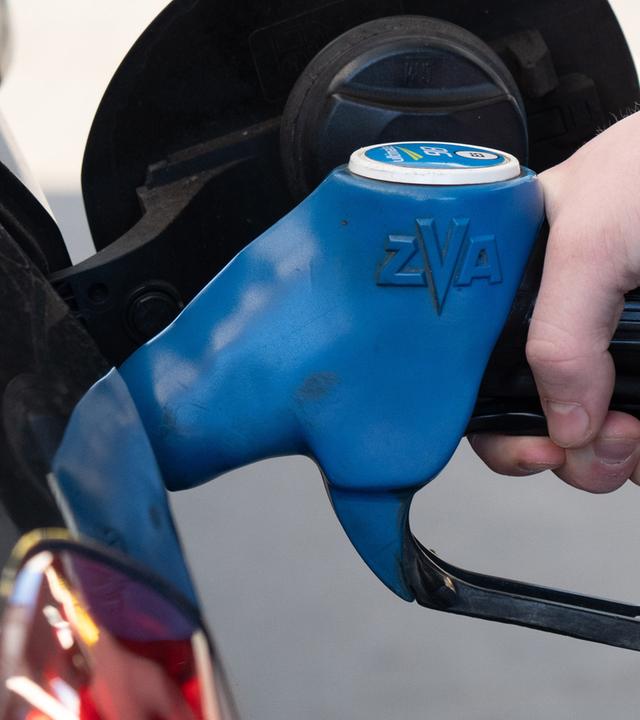 Eine Person tankt ein Auto an einer Tankstelle in Wasserbillig (Luxemburg). (Archiv)