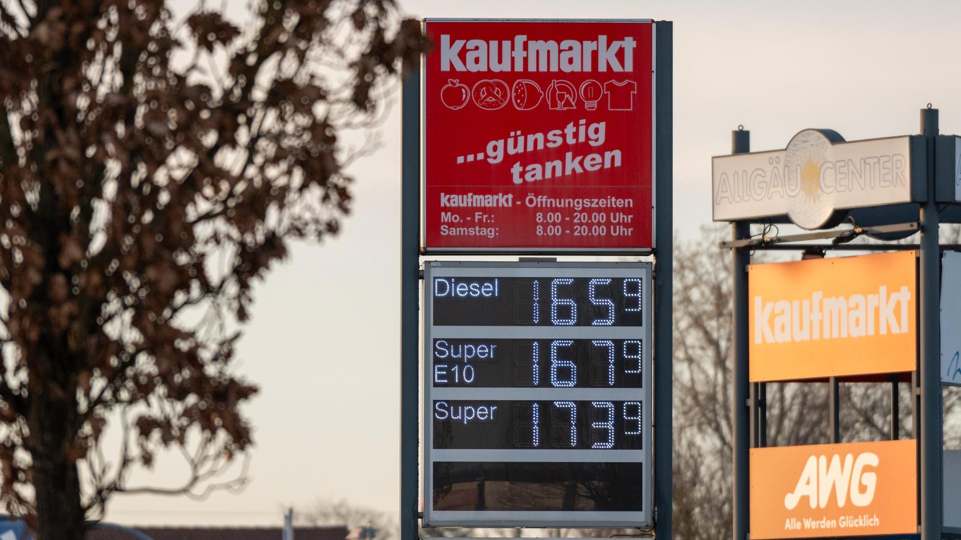 Ein Preisanzeiger einer Tankstelle in Bayern.