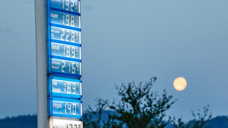 Nordrhein-Westfalen, Königswinter: Preise für Kraftstoffe sind an einer Tankstelle am frühen Morgen angezeigt