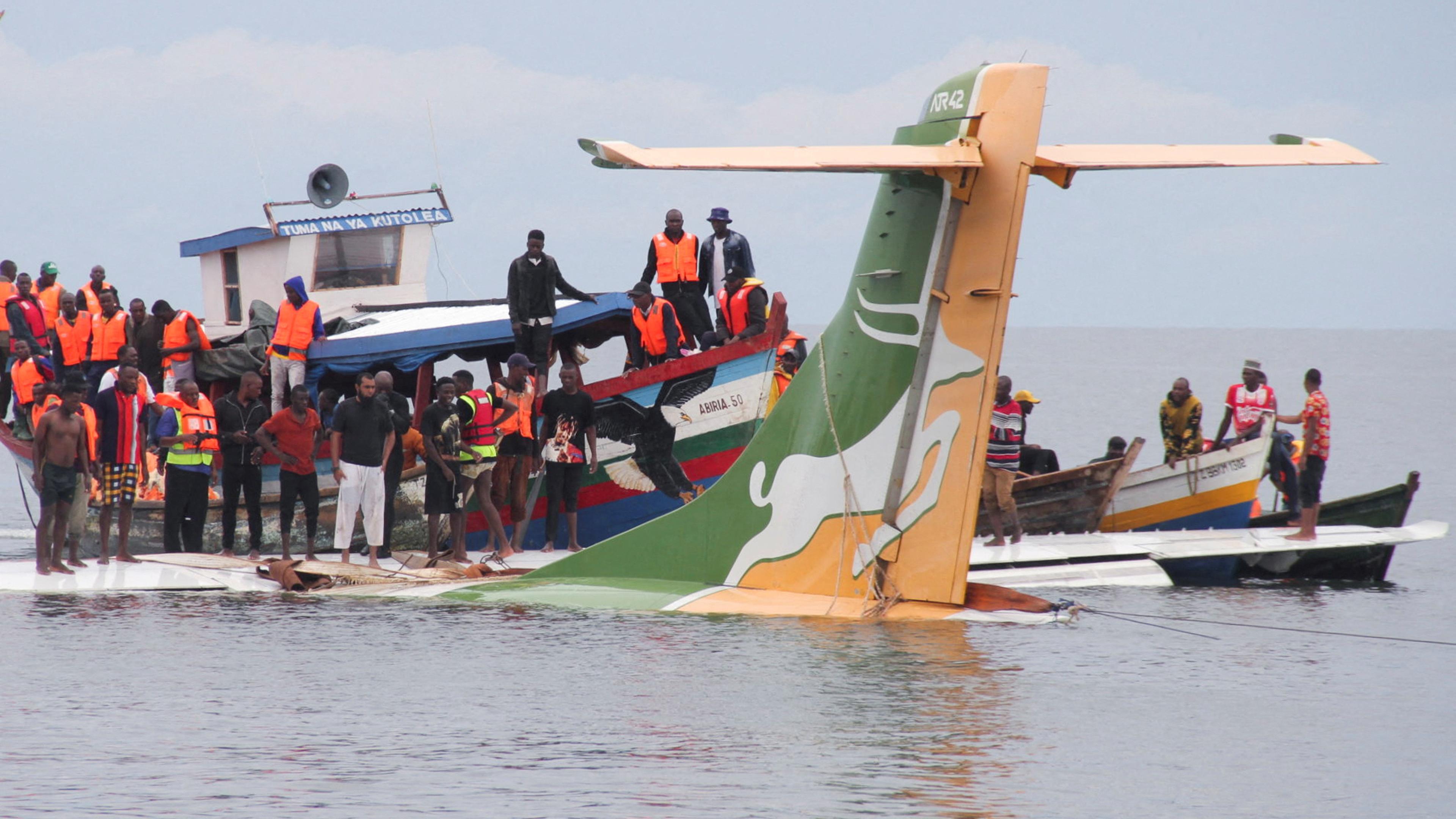 Tansania, Bukoba: Rettungskräfte arbeiten an der Absturzstelle eines Flugzeugs im Lake Victoria. 