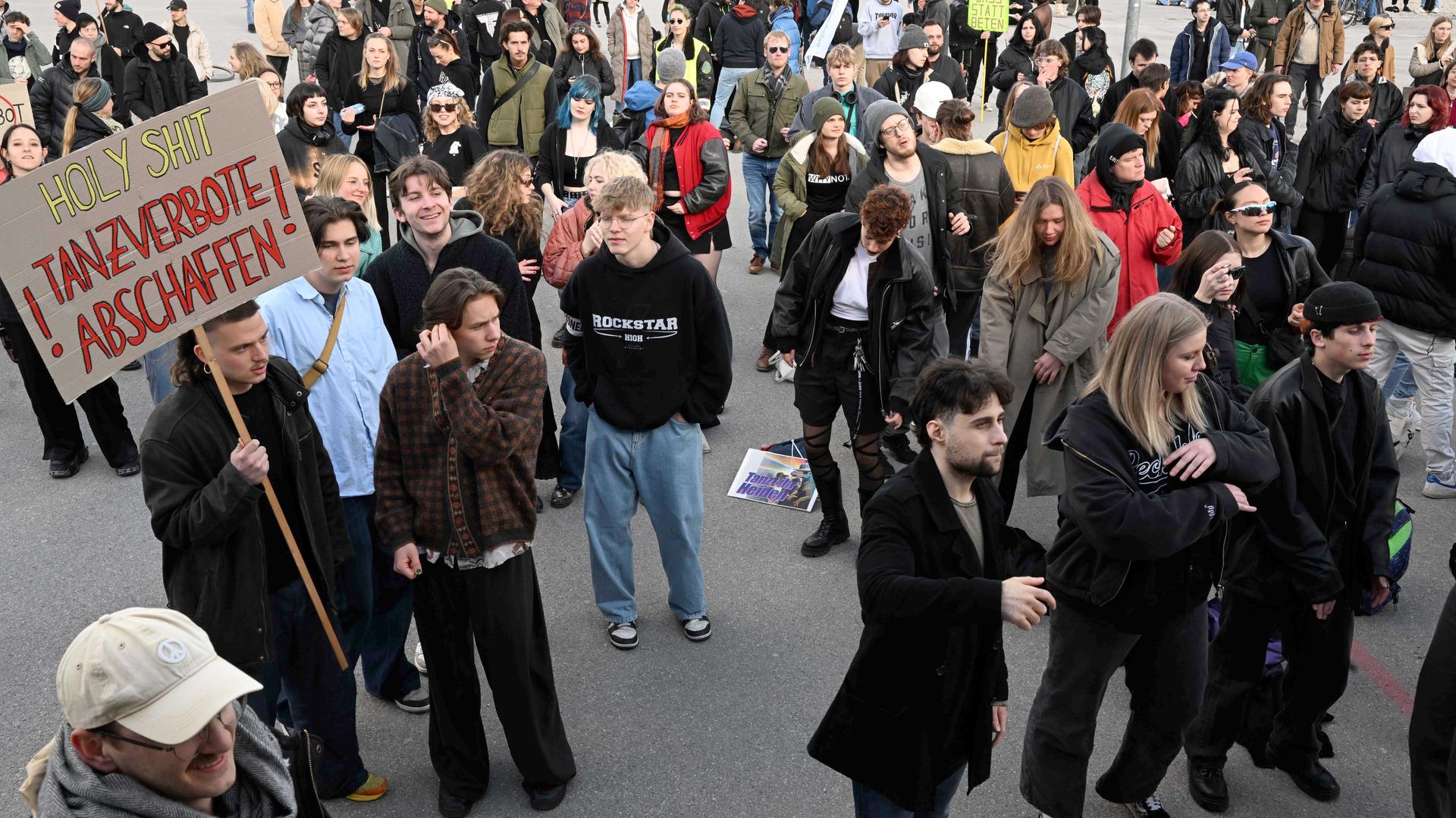 Teilnehmer tanzen bei der Demo gegen das Tanzverbot an Stillen Tagen vor der Bavaria auf der Theresienwiese.