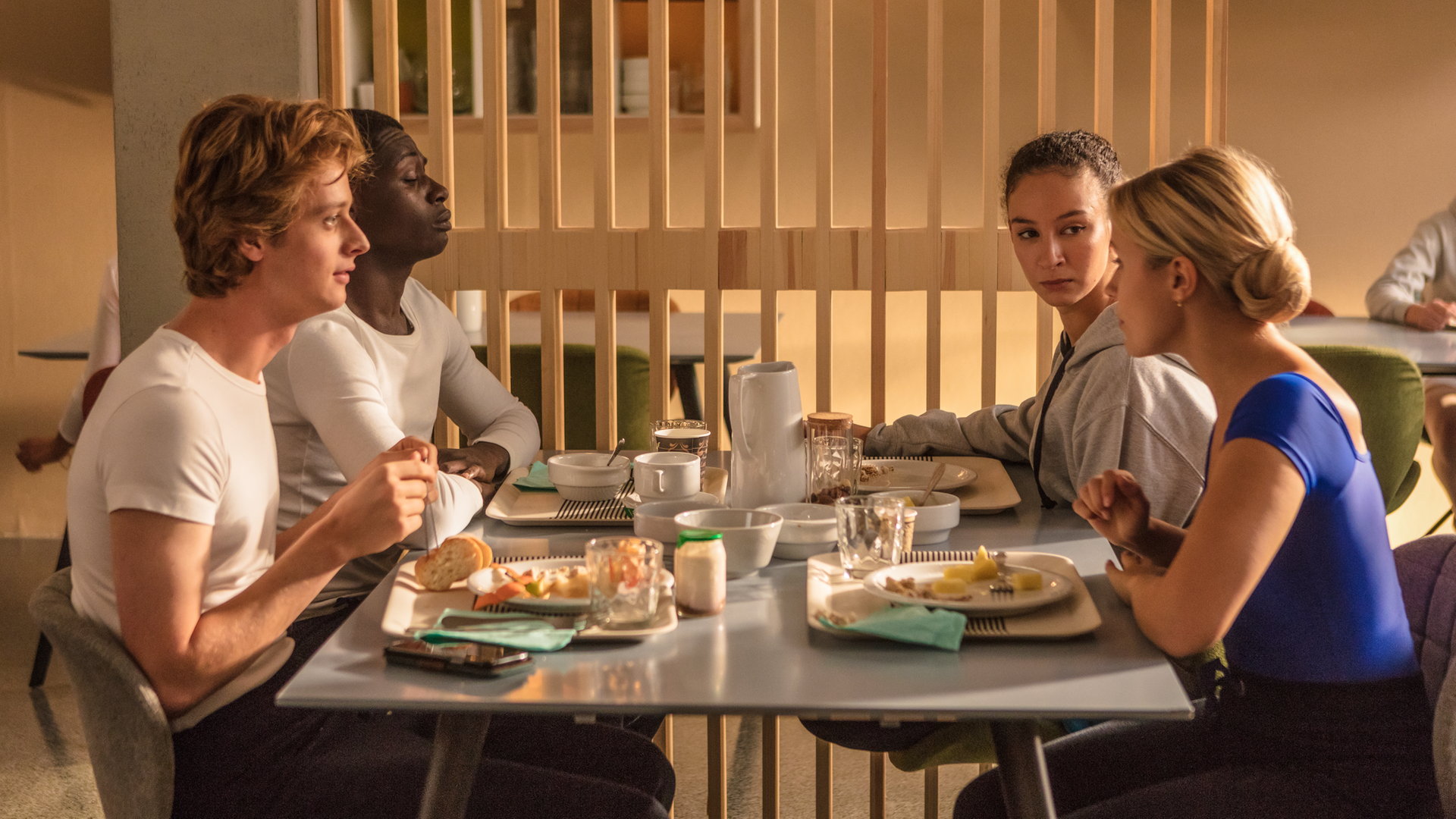Jeff (links), Isaac, Ines und Lena (rechts) können nicht glauben, dass sie einen Tag vor dem entscheidenden Vortanzen frei haben.