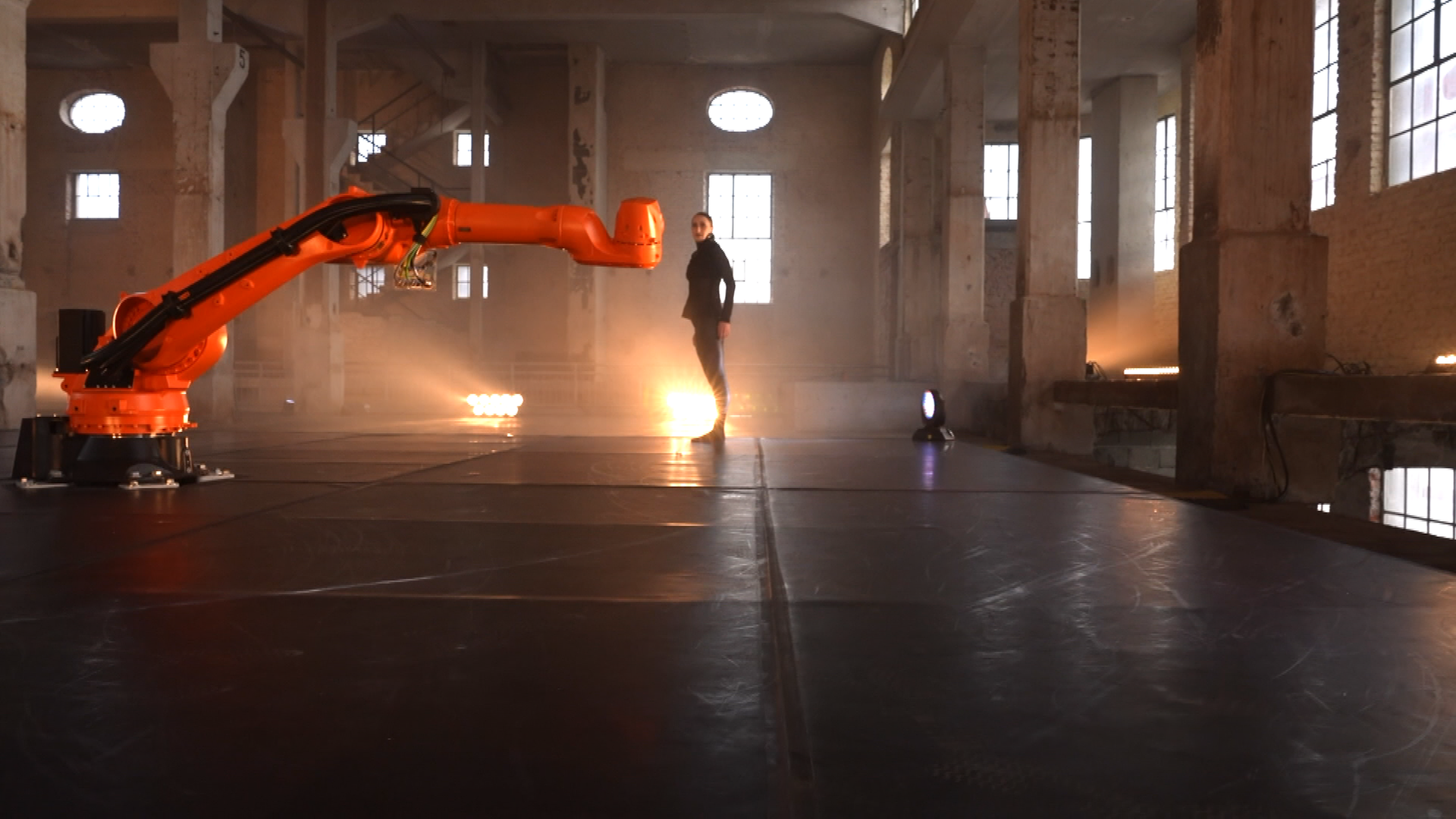 Tanztheater "Kinesphere" im Staatstheater Augsburg - Thema Beziehung Mensch und Maschine 
