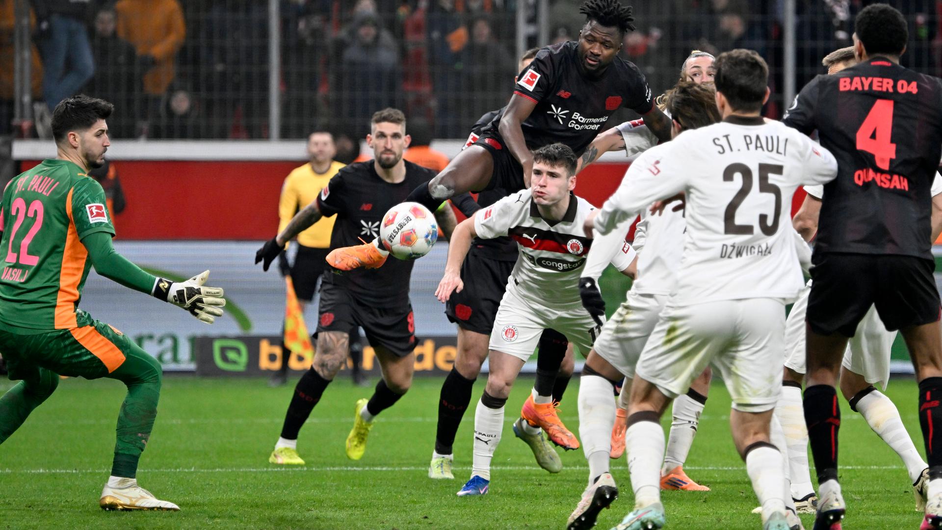 Leverkusens Edmond Tapsoba setzt sich gegen Arkadiusz Pyrka und Jackson Irvine durch und erzielt das Tor zum 3:0 per Kopf